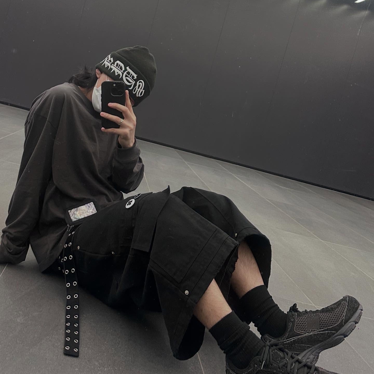 [Pre-Order] Vonvat Leaves Bone Long Sleeve Charcoal 착용 스타일 - 2