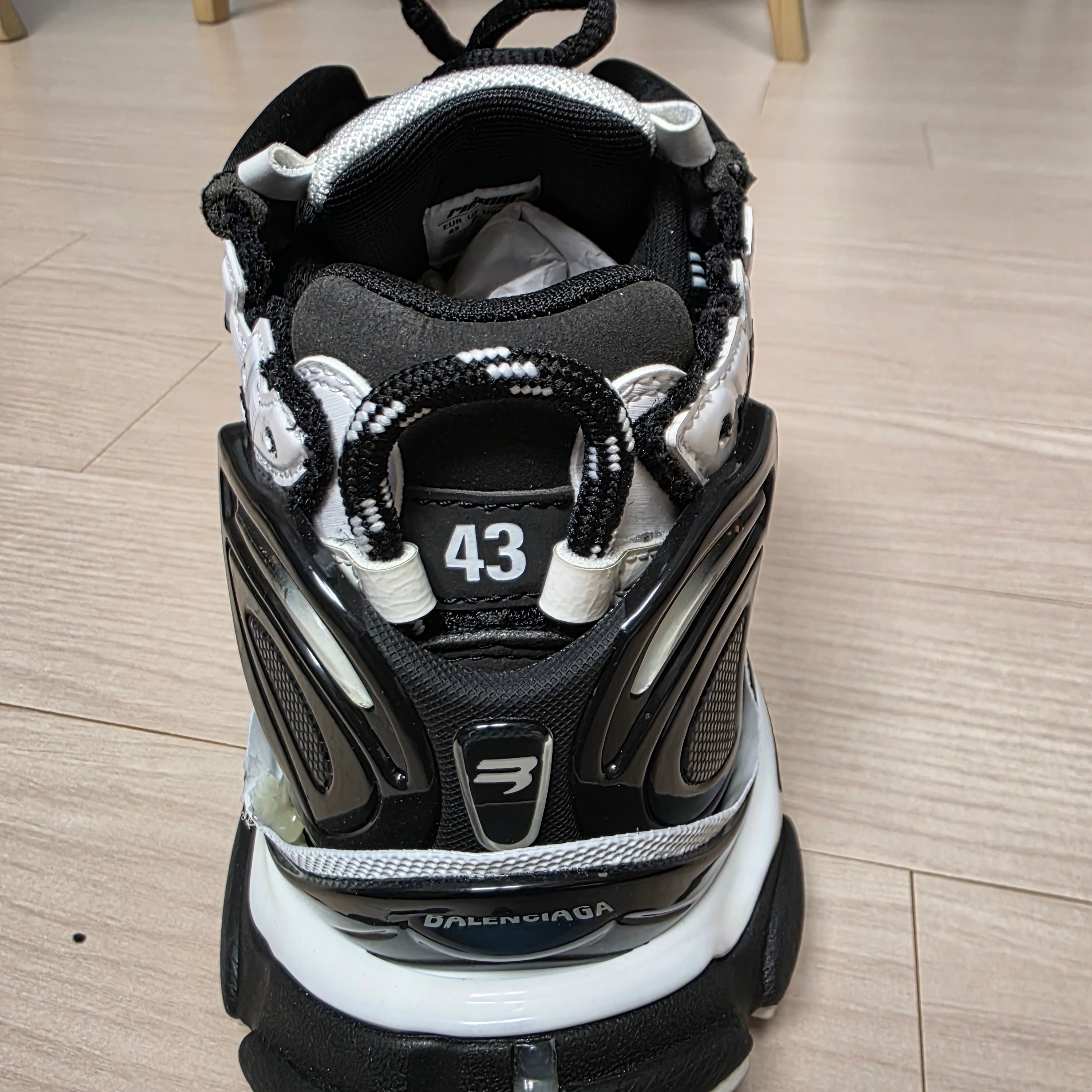 Balenciaga Runner Sneakers Black White 착용 스타일 - 9