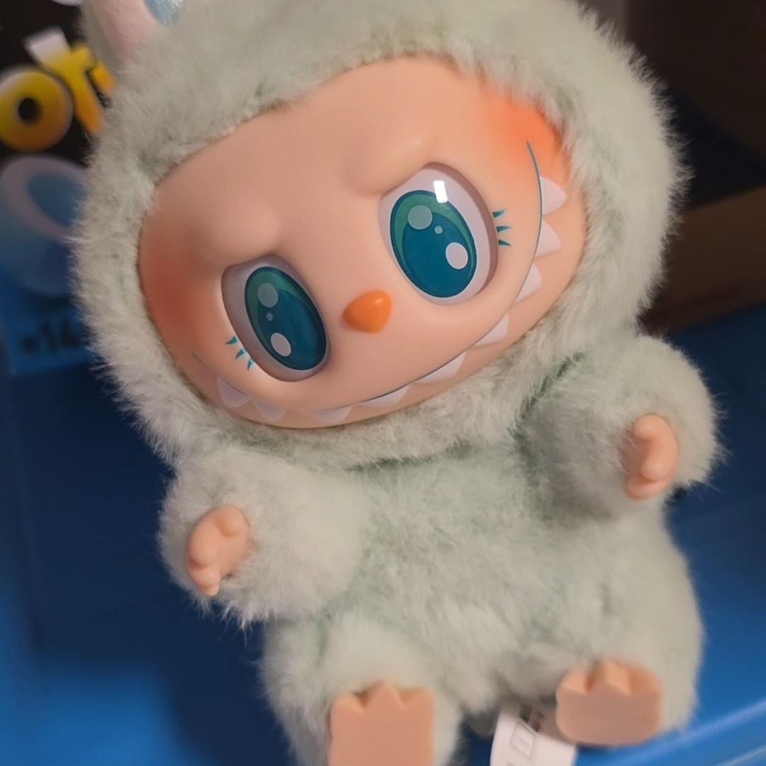 Pop Mart Labubu Let's Play Together Doll Series Ququ Keyring (Opened Case) 착용 스타일