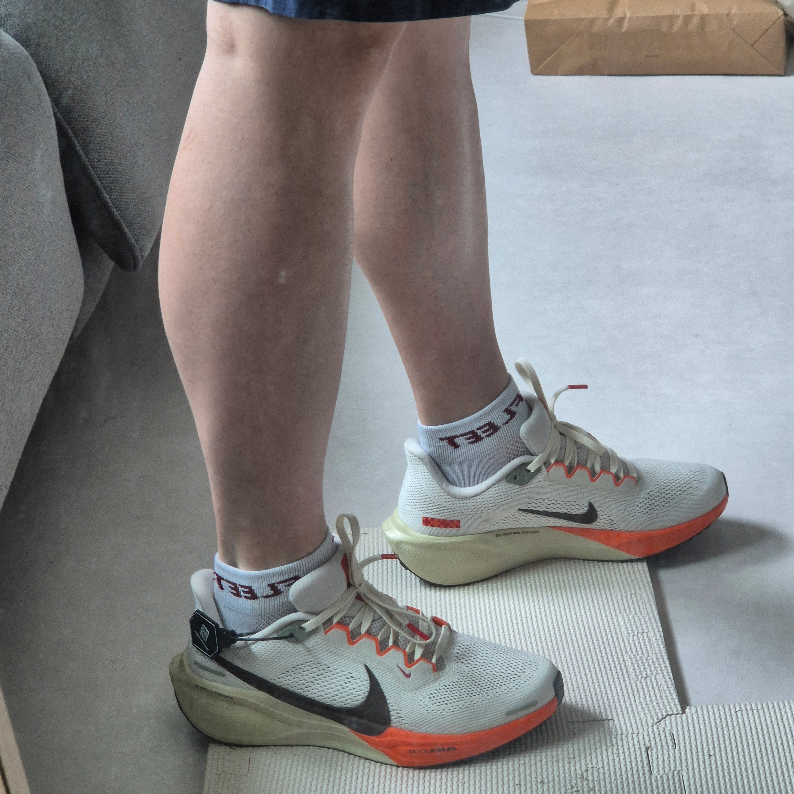 Nike Air Zoom Pegasus 41 Sail Light Khaki 착용 스타일
