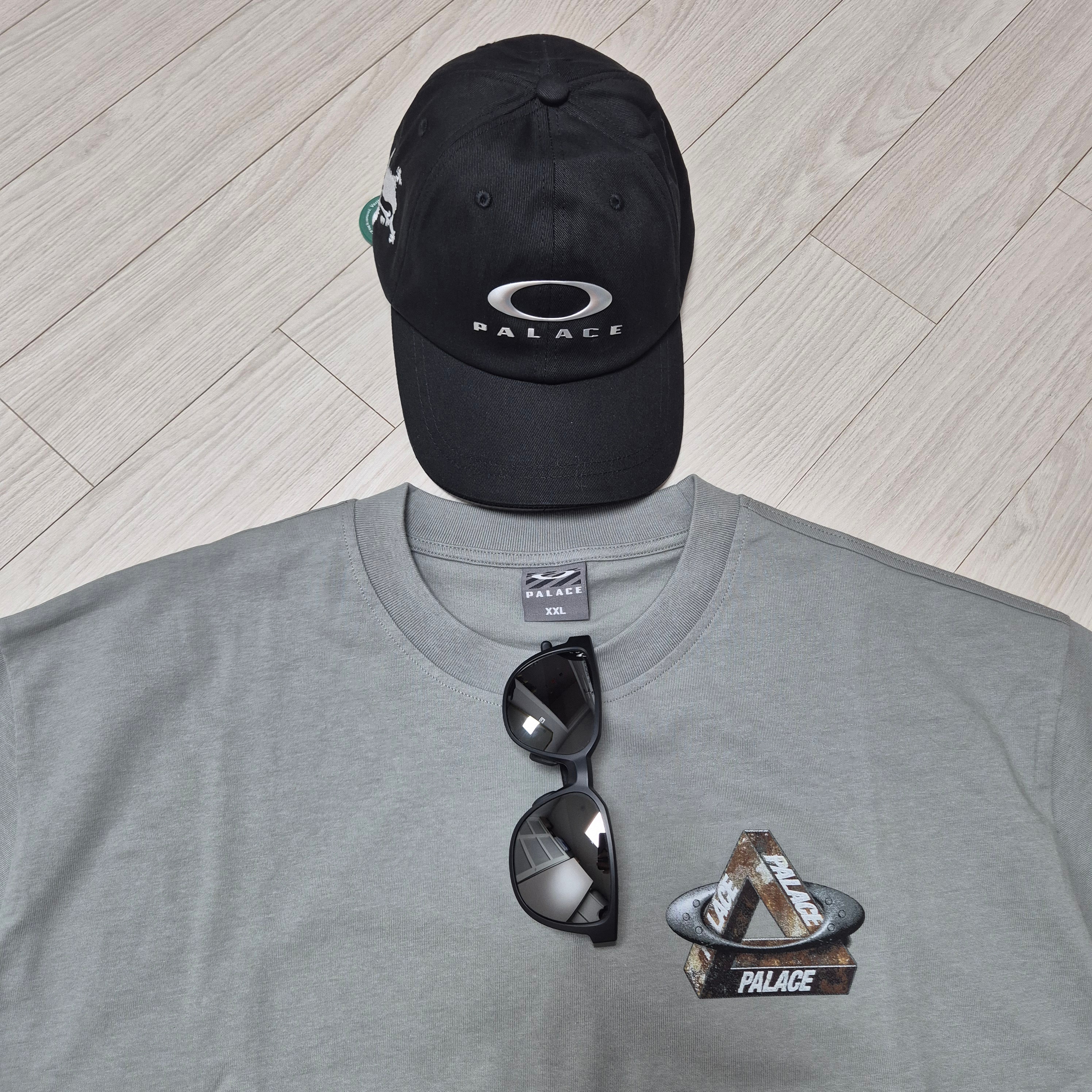 Palace x Oakley T-Shirt Grey - 24FW, Palace x Oakley 6-Panel Black Silver - 23SS 착용 스타일 - 2