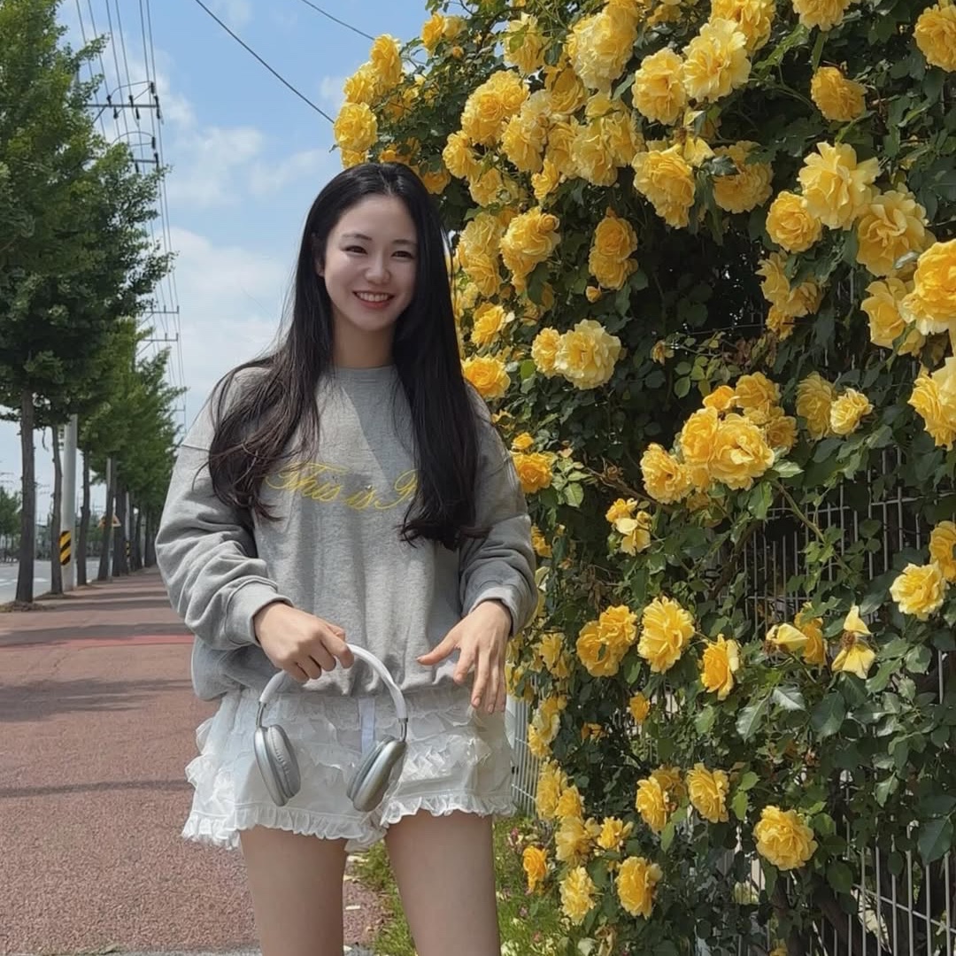 THIS IS FINE Standard Signature Sweatshirt Sportif Gray 착용 스타일 - 5