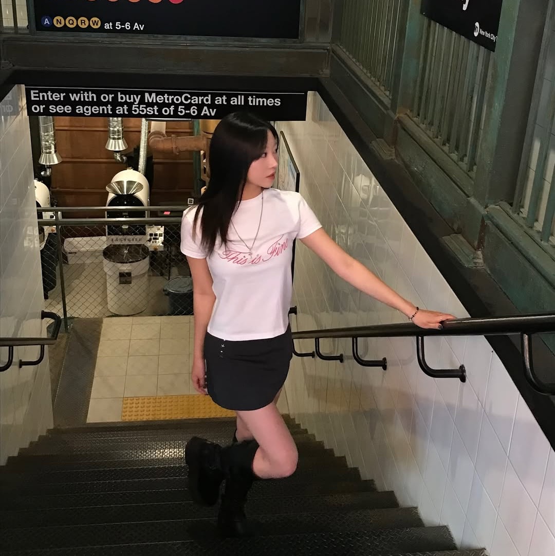 THIS IS FINE Cropped Signature Tee White 착용 스타일 - 4