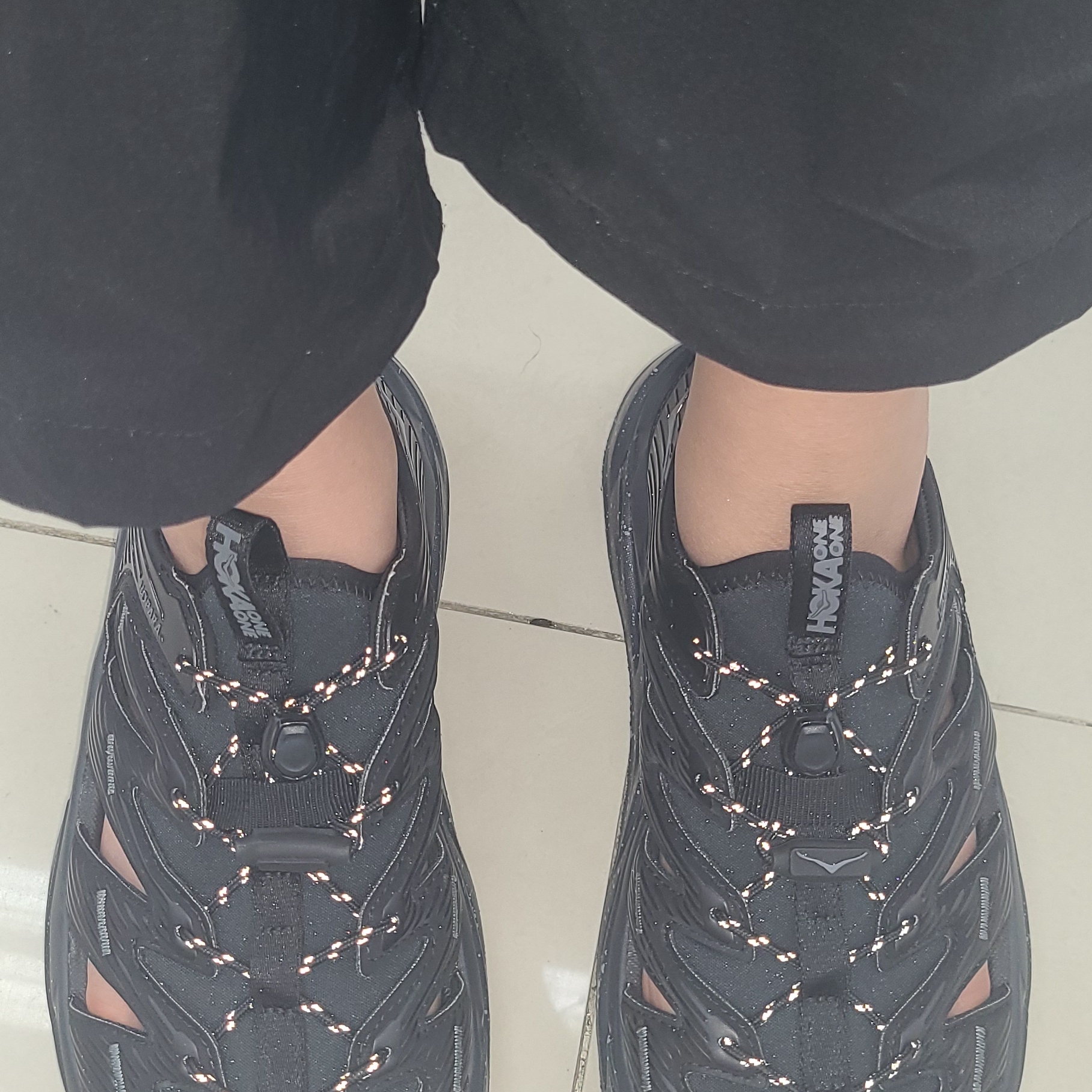 Hoka Hopara Black Castle Rock 착용 스타일