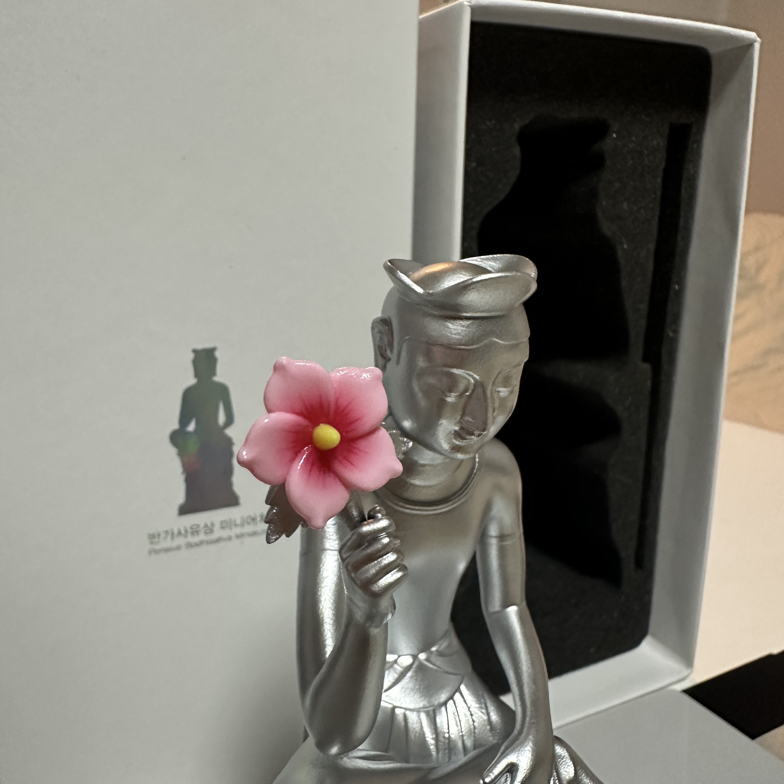MU:DS Pensive Bodhisattva Miniature (Gwangbok Edition) 착용 스타일 - 2