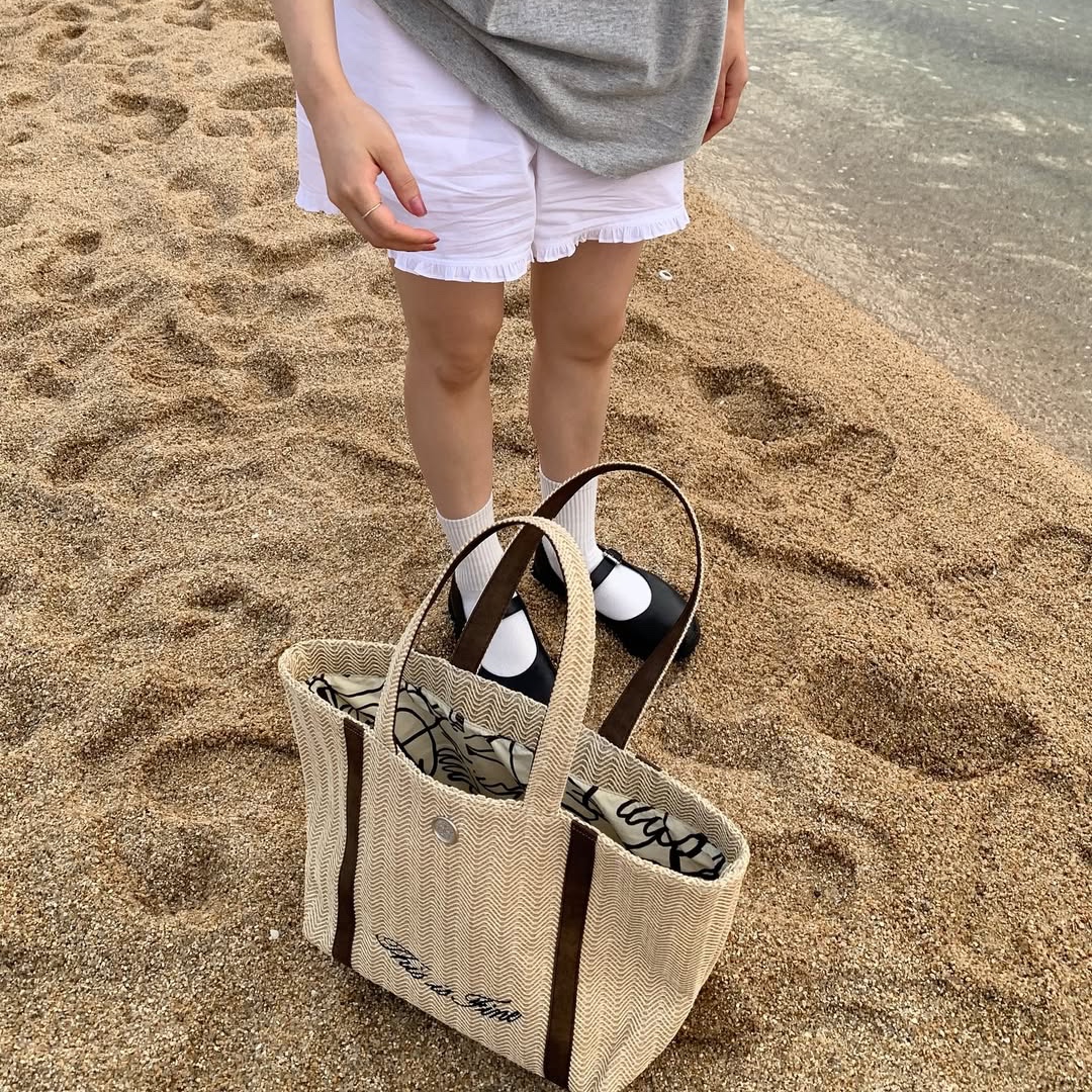 THIS IS FINE x FUNFLEX Picnic Bag Artwork by HUSIN LEE 착용 스타일 - 3