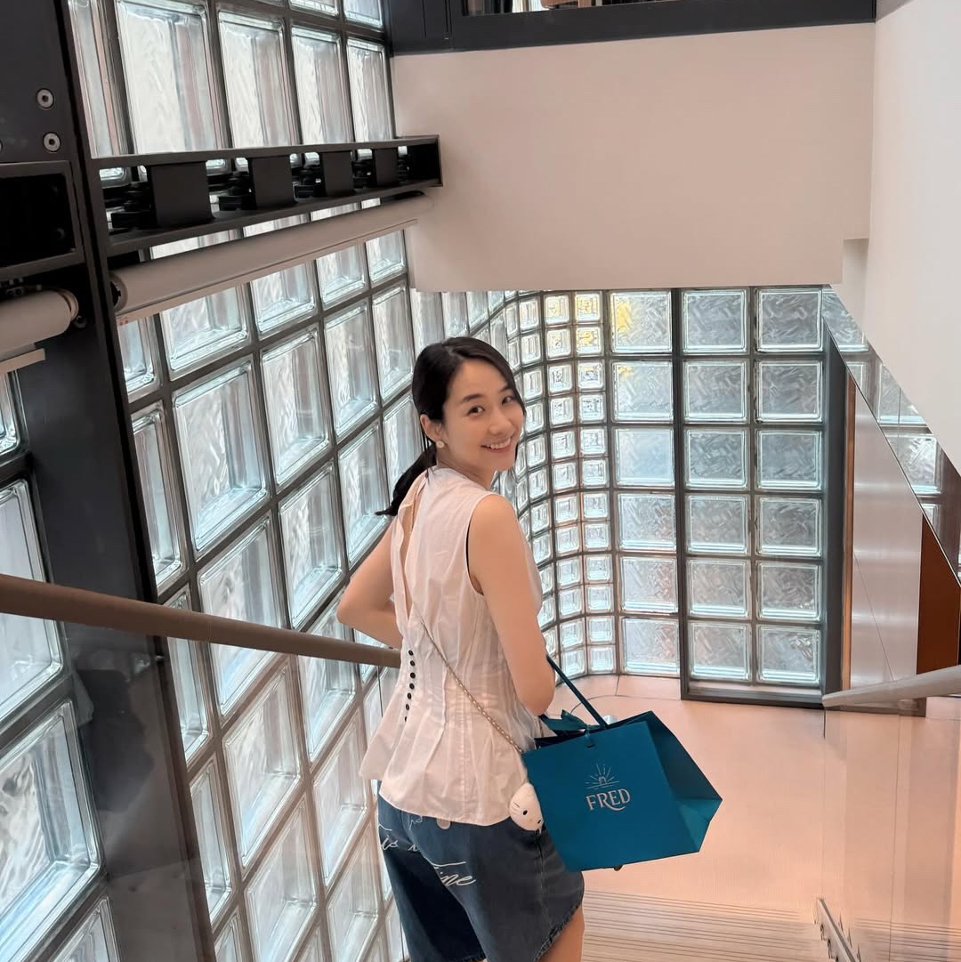 THIS IS FINE x FUNFLEX Denim Bermuda Shorts Blue 착용 스타일 - 4