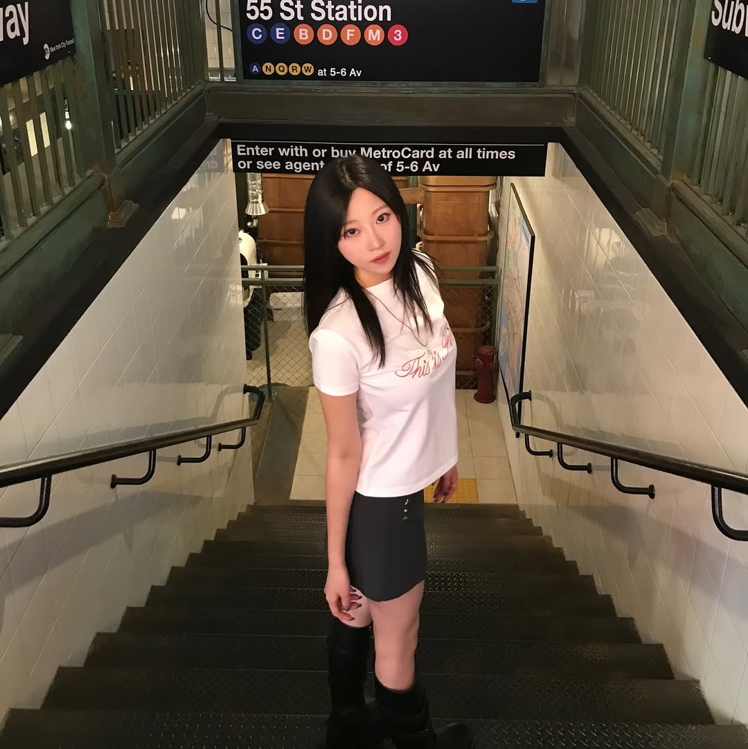 THIS IS FINE Cropped Signature Tee White 착용 스타일 - 3