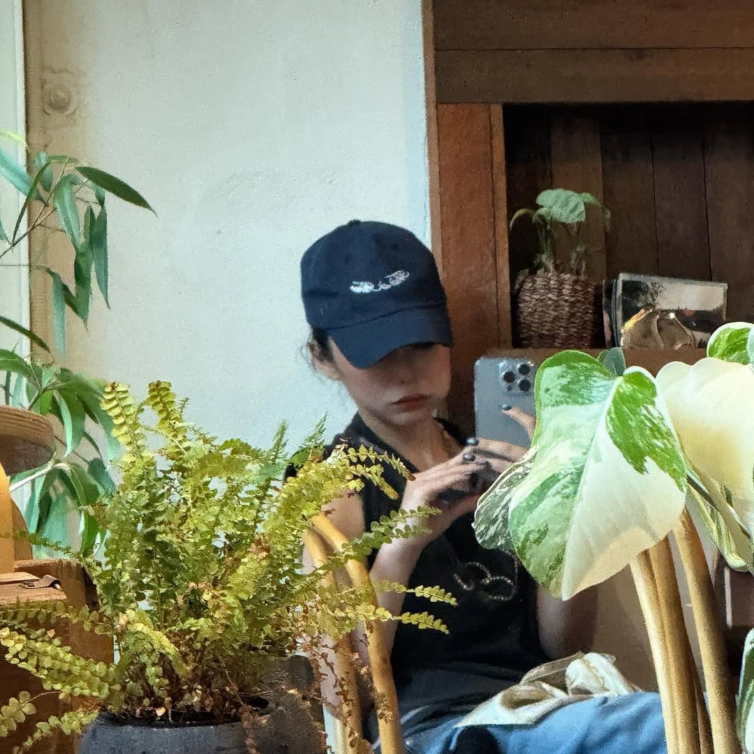 THIS IS FINE x FUNFLEX Silk Scarf Eldorado, THIS IS FINE Signature Ball Cap Navy 착용 스타일 - 3