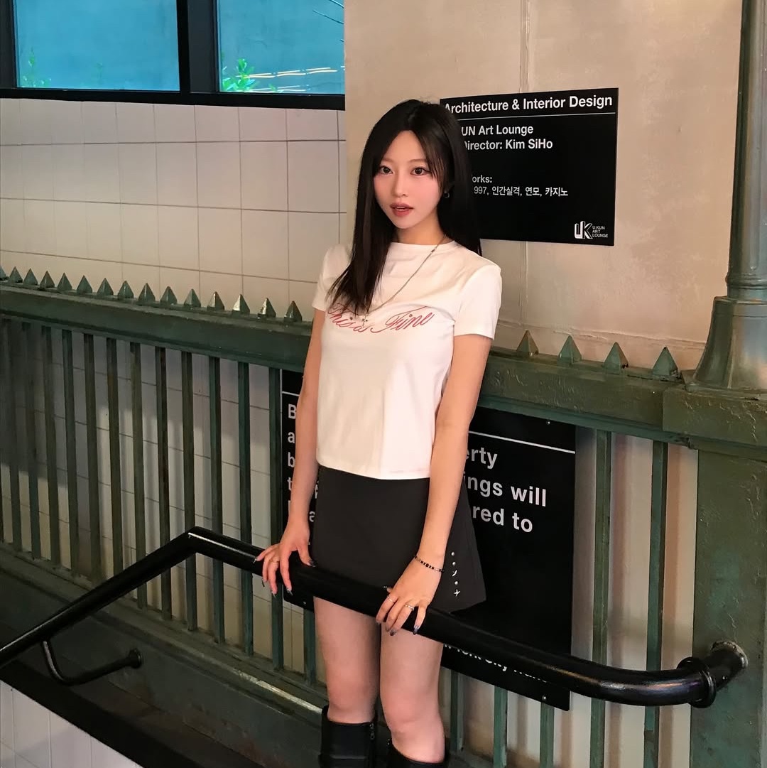 THIS IS FINE Cropped Signature Tee White 착용 스타일 - 1