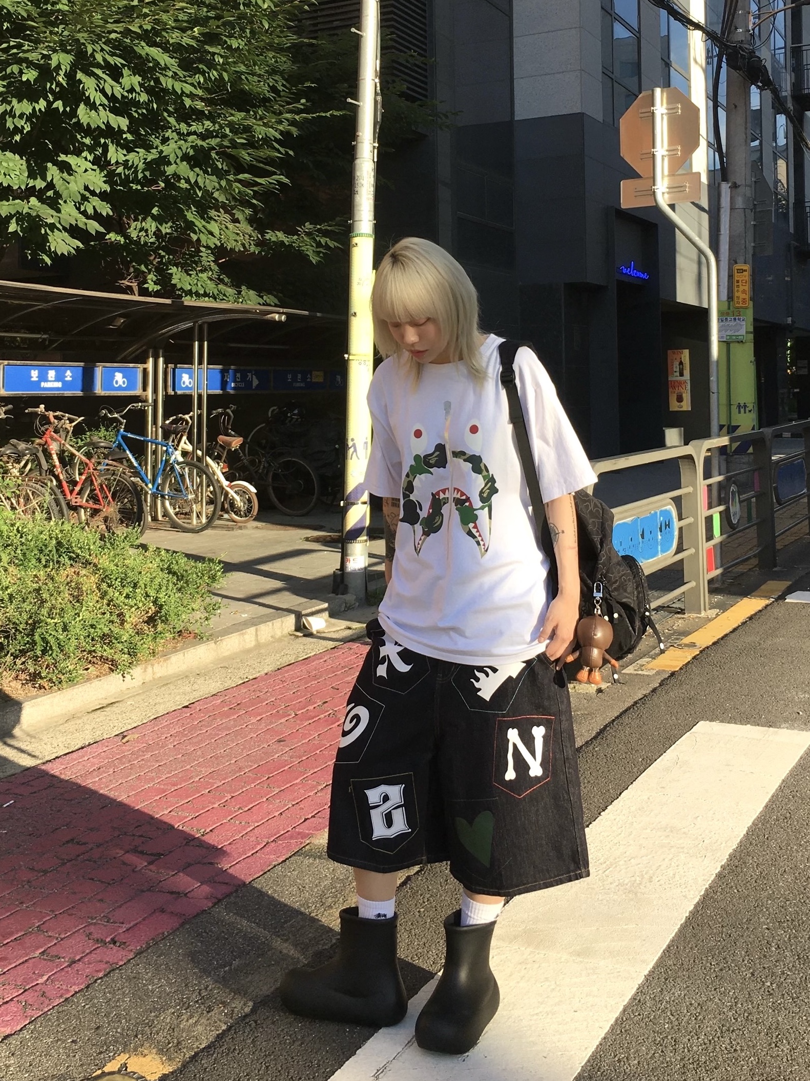 BAPE ABC Camo Rebuild Shark T-Shirt White, Taw&Toe Zerovity Murff Black 착용 스타일 - 3