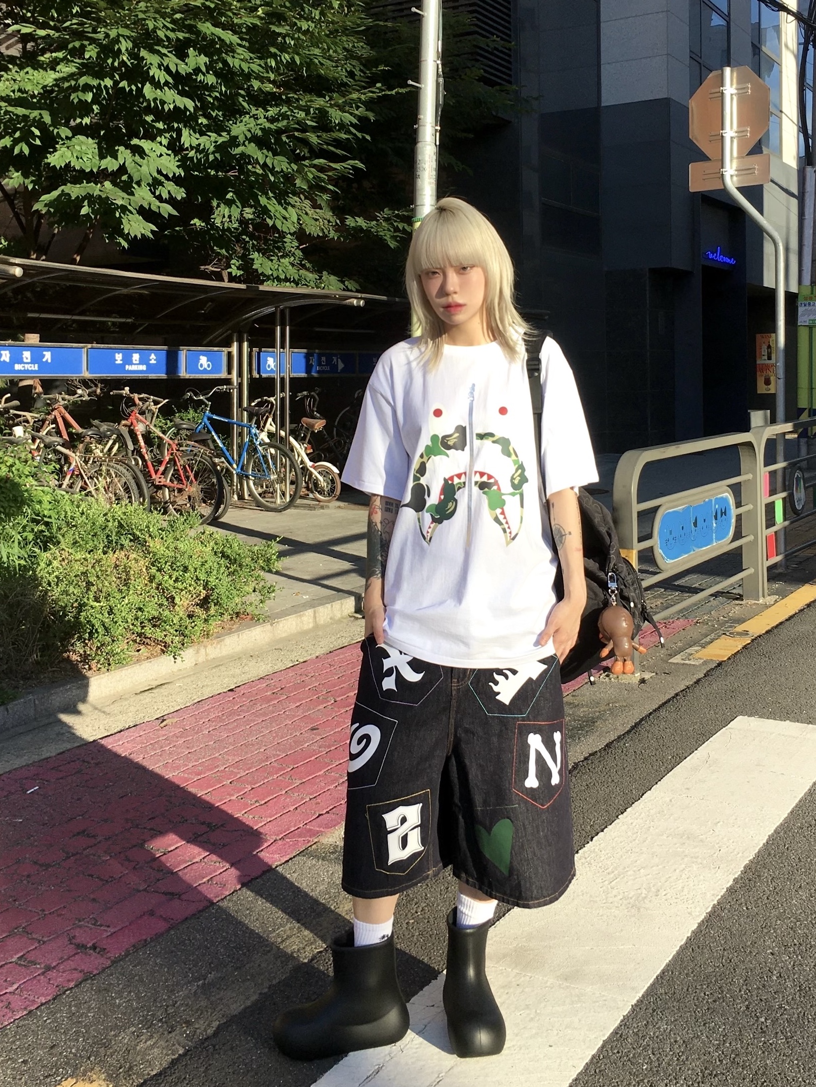 BAPE ABC Camo Rebuild Shark T-Shirt White, Taw&Toe Zerovity Murff Black 착용 스타일 - 2