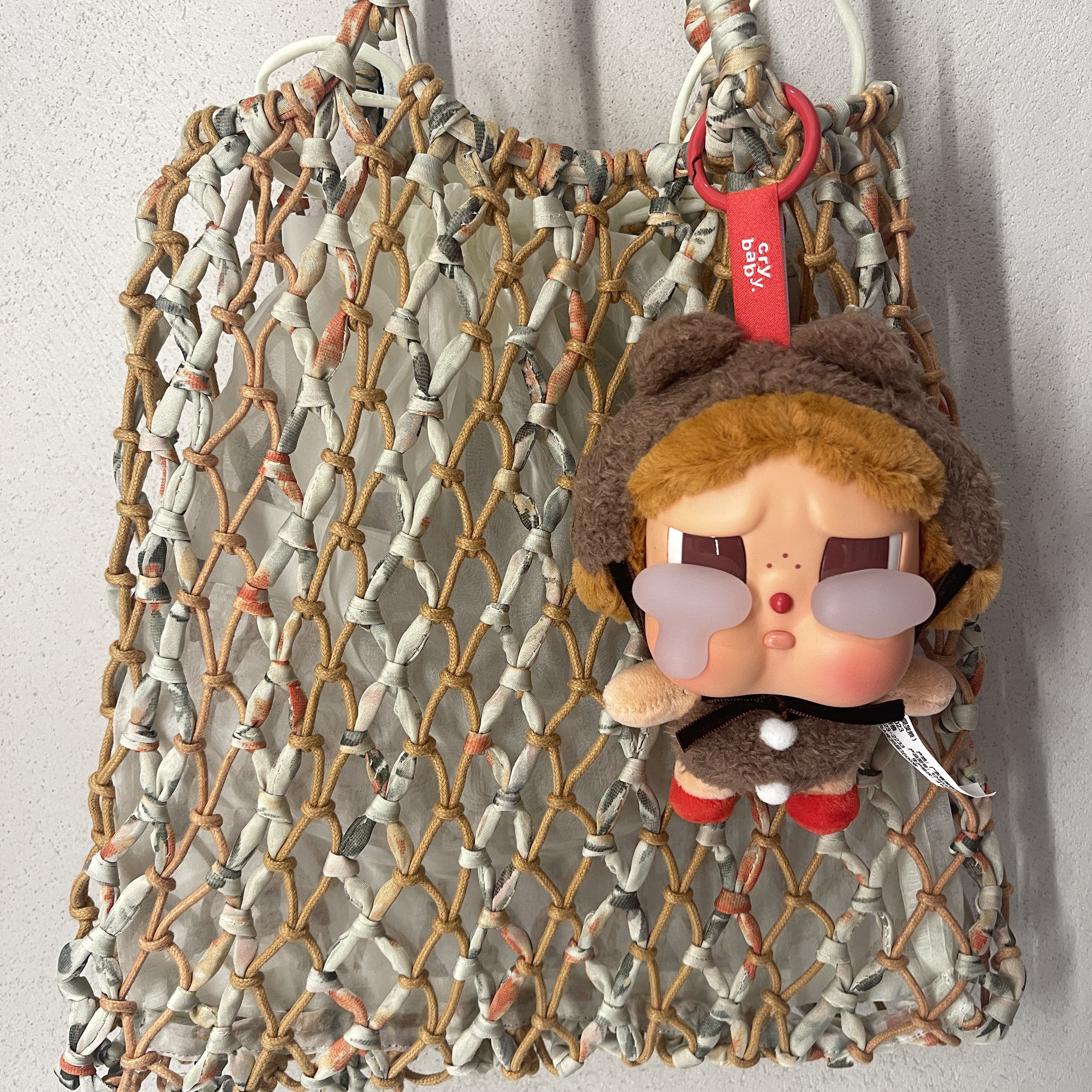 Pop Mart Crybaby Crying Again Series Plush Keyring Love Makes Us Cry (Opened Case) 착용 스타일