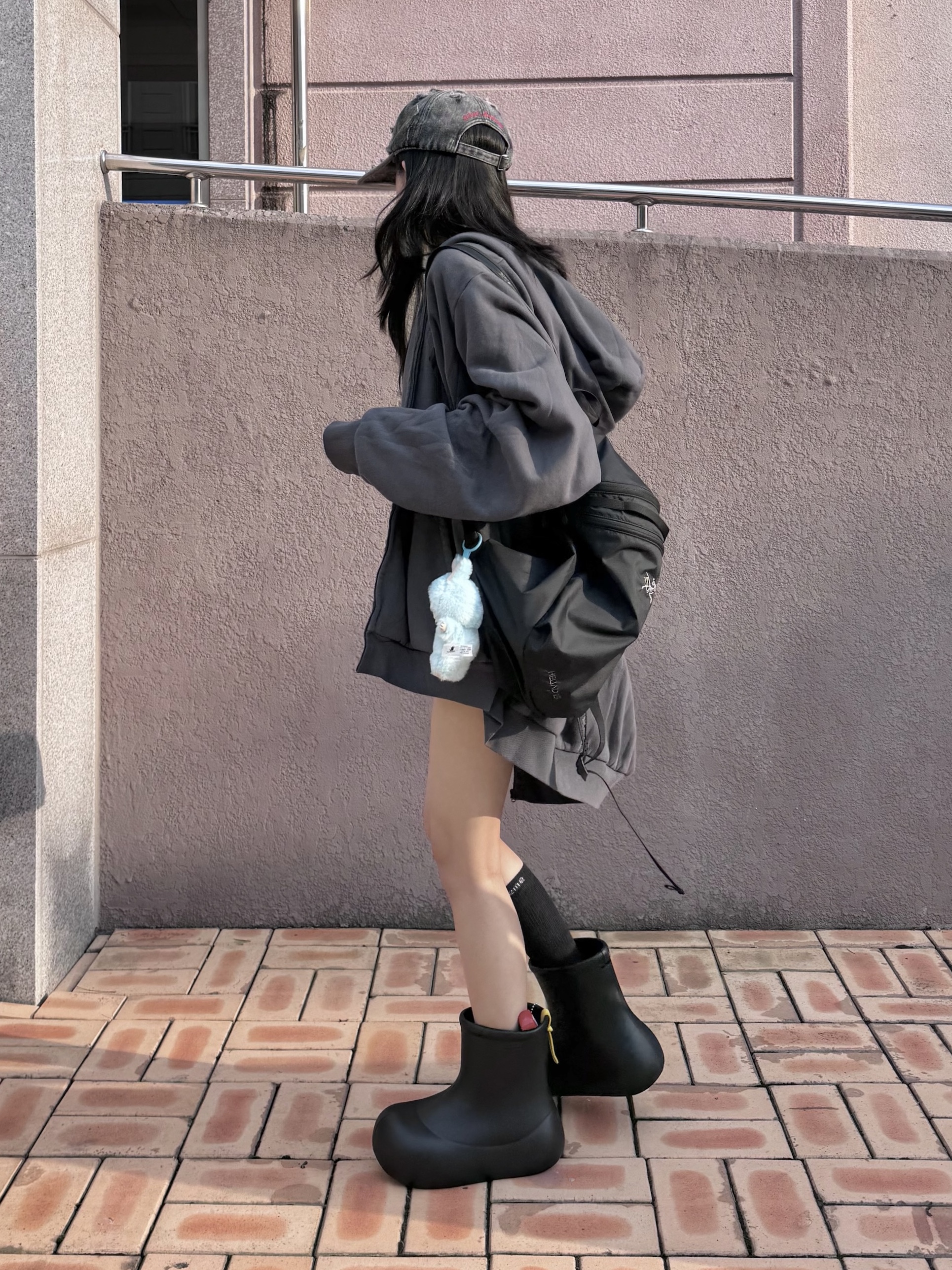 Pop Mart Labubu The Monsters Highlight Series Hope Keyring (Opened Case), Arc'teryx Heliad 15 Backpack Black 착용 스타일 - 1