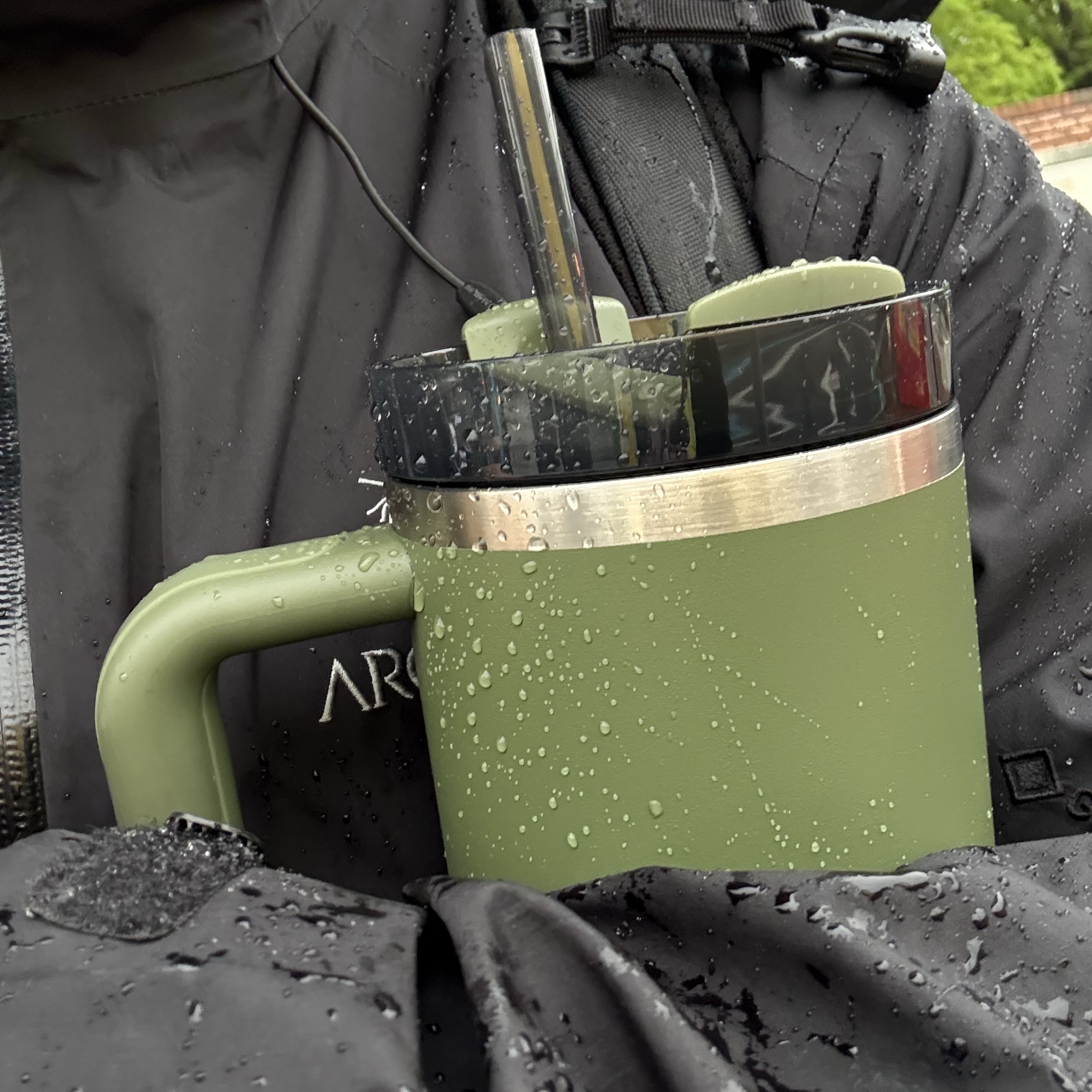 Arc'teryx Beta LT Jacket Black, Stanley The Quencher H2.0 Flowstate Tumbler 887ml Dried Pine 착용 스타일 - 1