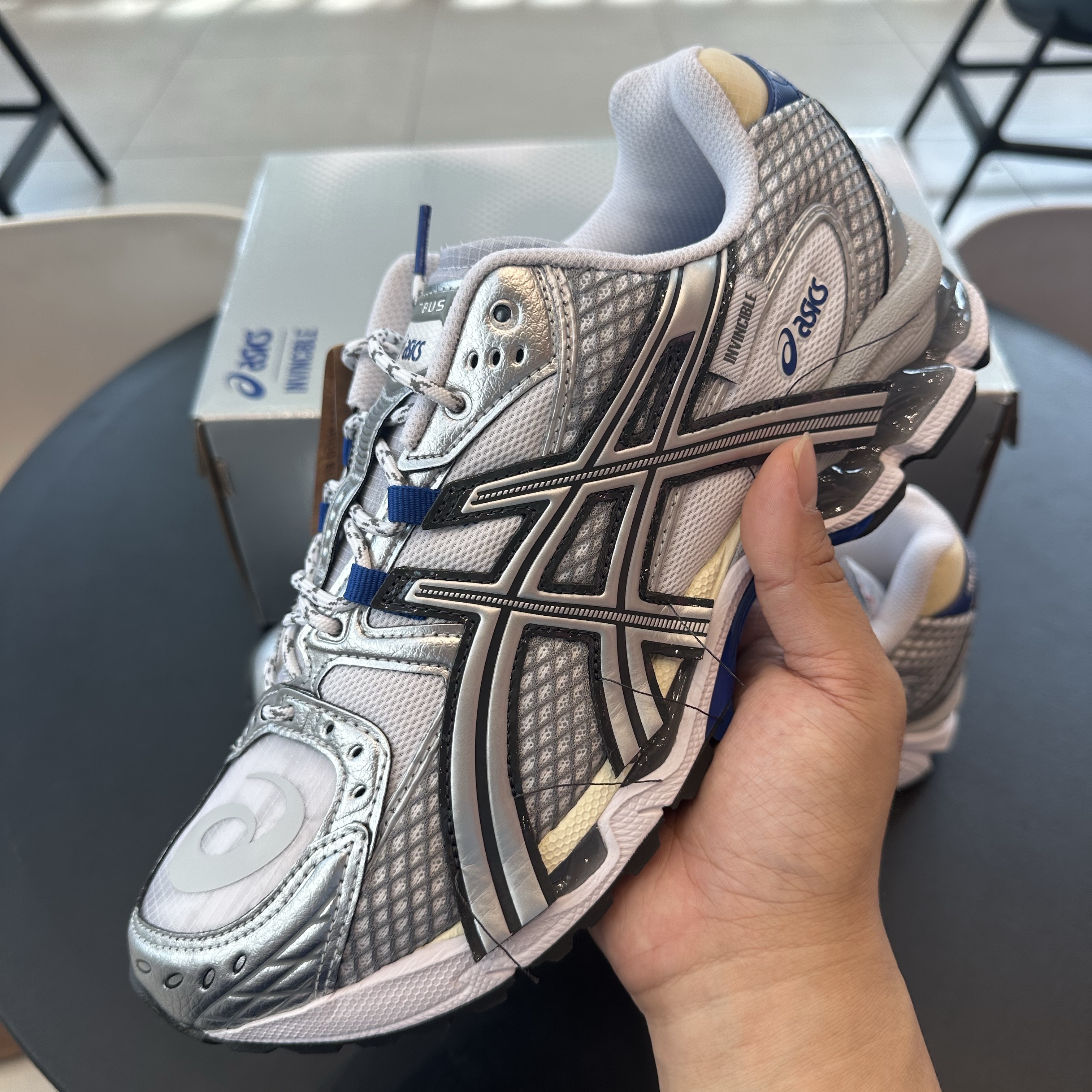 Asics x Invincible Gel-Nimbus 10.1 HTTP 404 Cream Metallic Silver Blue 착용 스타일 - 1