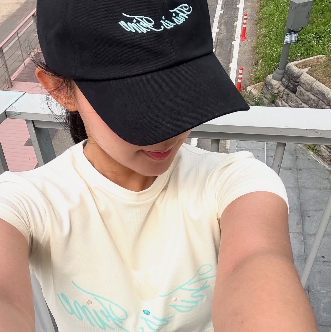 THIS IS FINE Signature Ball Cap Black, THIS IS FINE Cropped Signature Tee Cream 착용 스타일 - 1