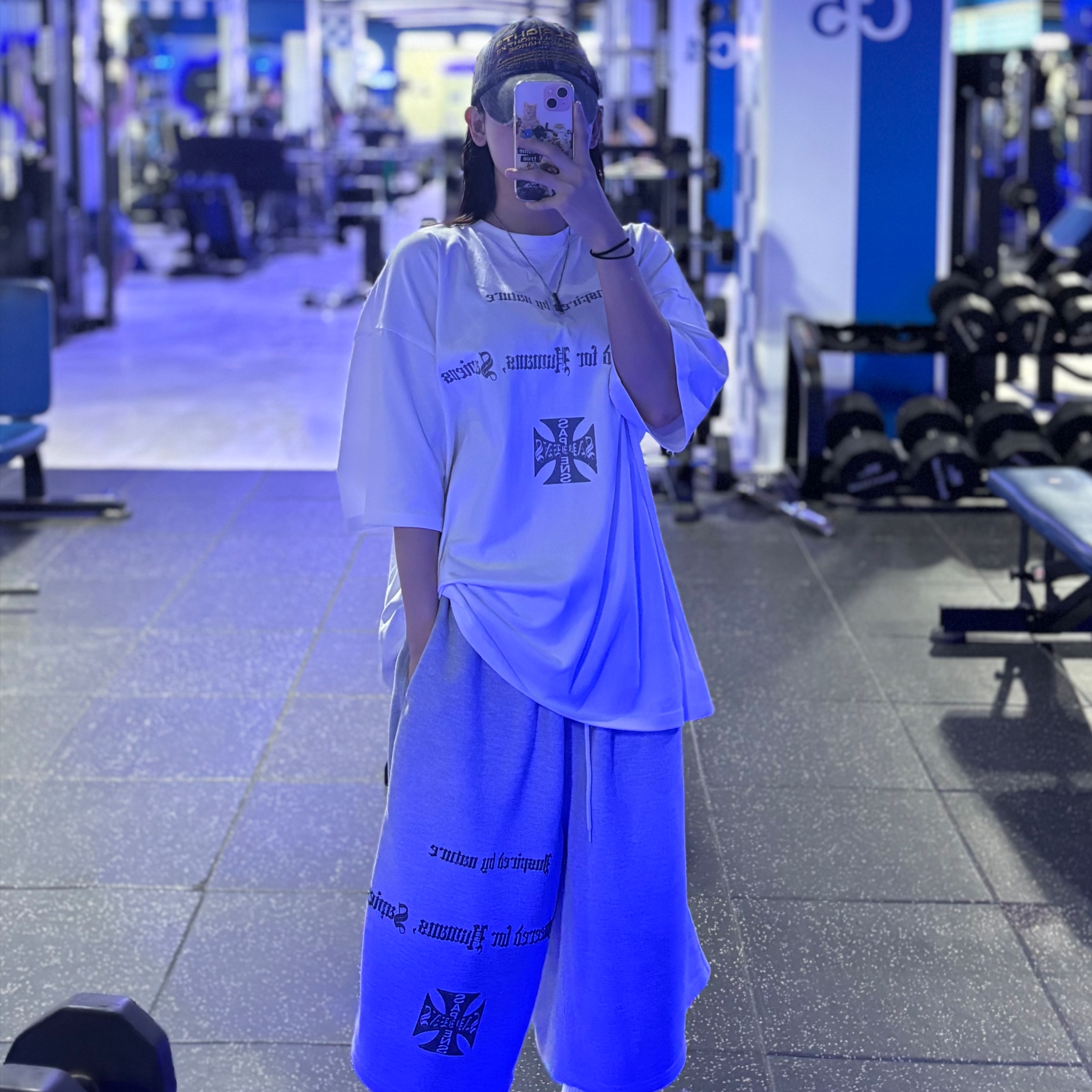 Sapiens Engineered Over Fit Short Sleeves White, [KREAM 단독] Sapiens Engineered Over Fit Shorts Gray 착용 스타일 - 2
