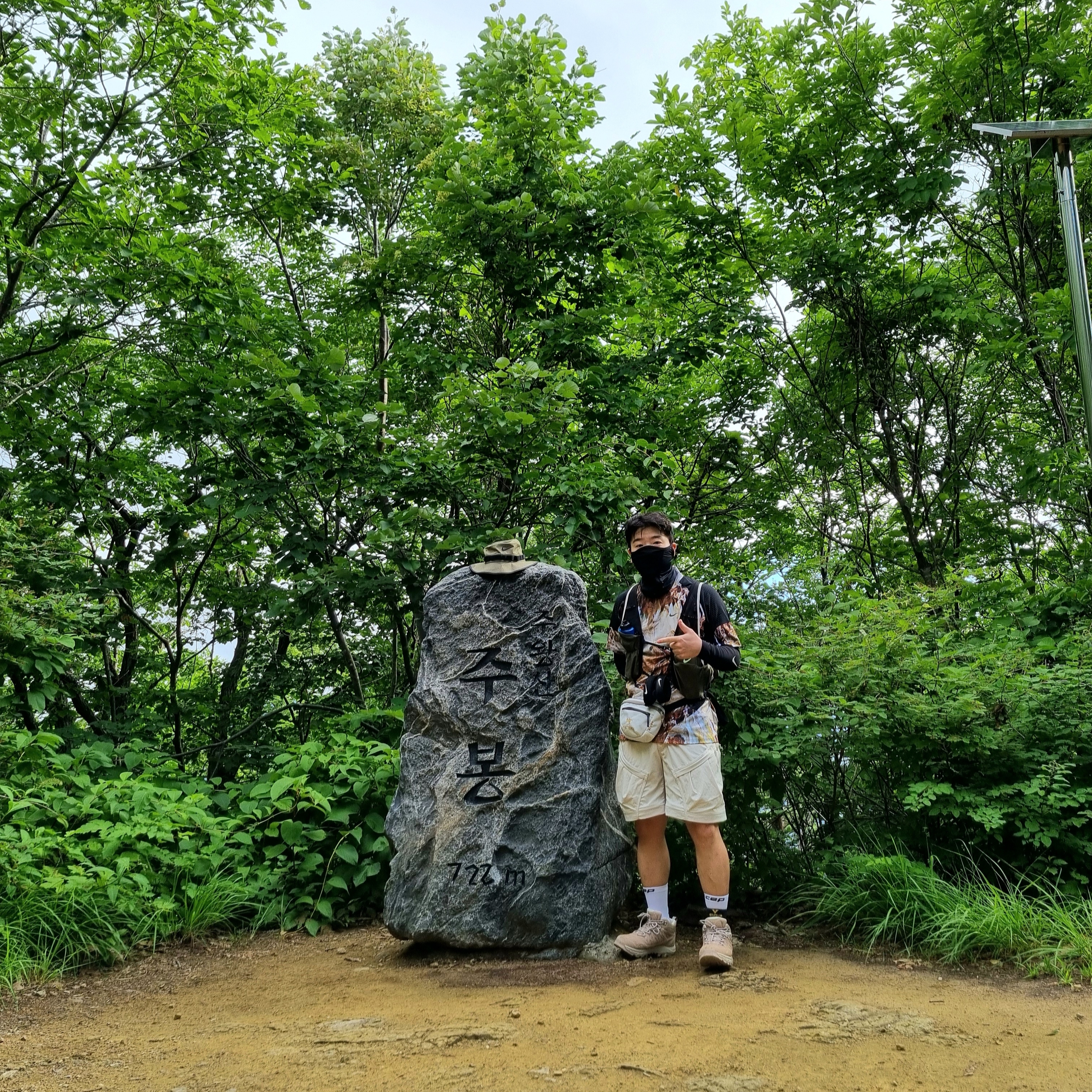 Arc'teryx x Beams Mantis 1 Waistpack White, Nike x Drake Nocta NRG Running T-Shirt Camo Multi Color (FJ3013-902) 착용 스타일 - 1