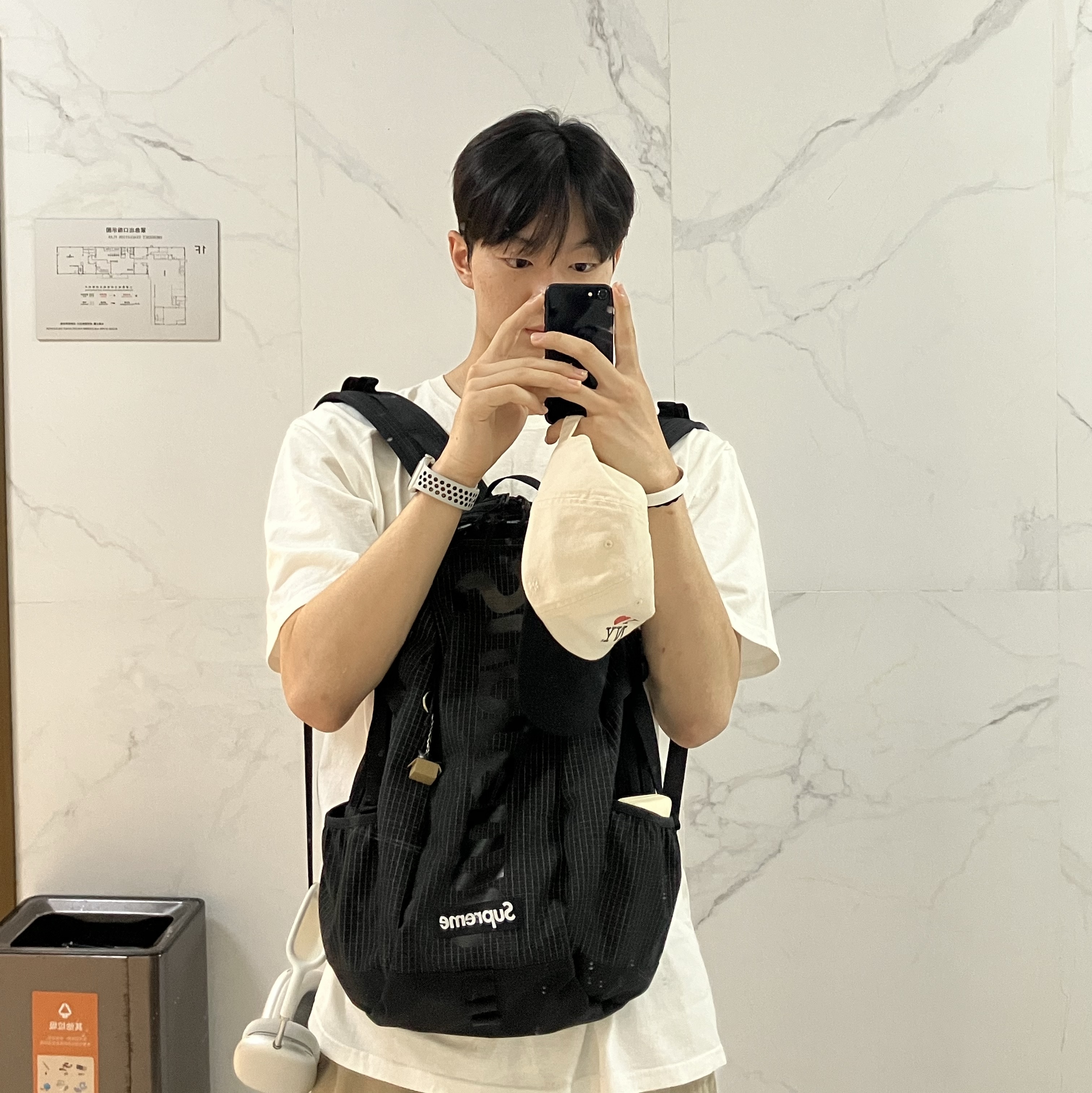 Stussy Built Tough T-Shirt White, Supreme Backpack Black - 24SS 착용 스타일 - 1