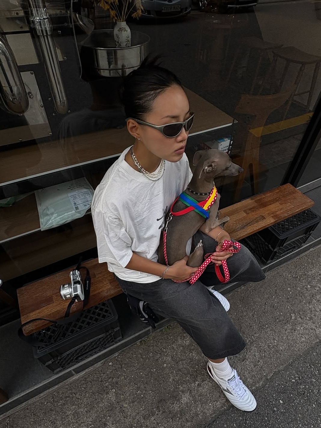 Stussy Basic Stussy T-Shirt White 2024, 2025, SLOW RECORD HOUSE Carpenter Bermuda Wide Denim Pants Black 착용 스타일 - 5