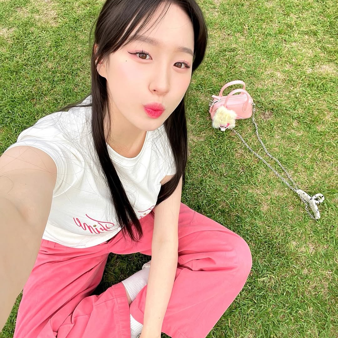 THIS IS FINE Cropped Signature Tee White 착용 스타일 - 7