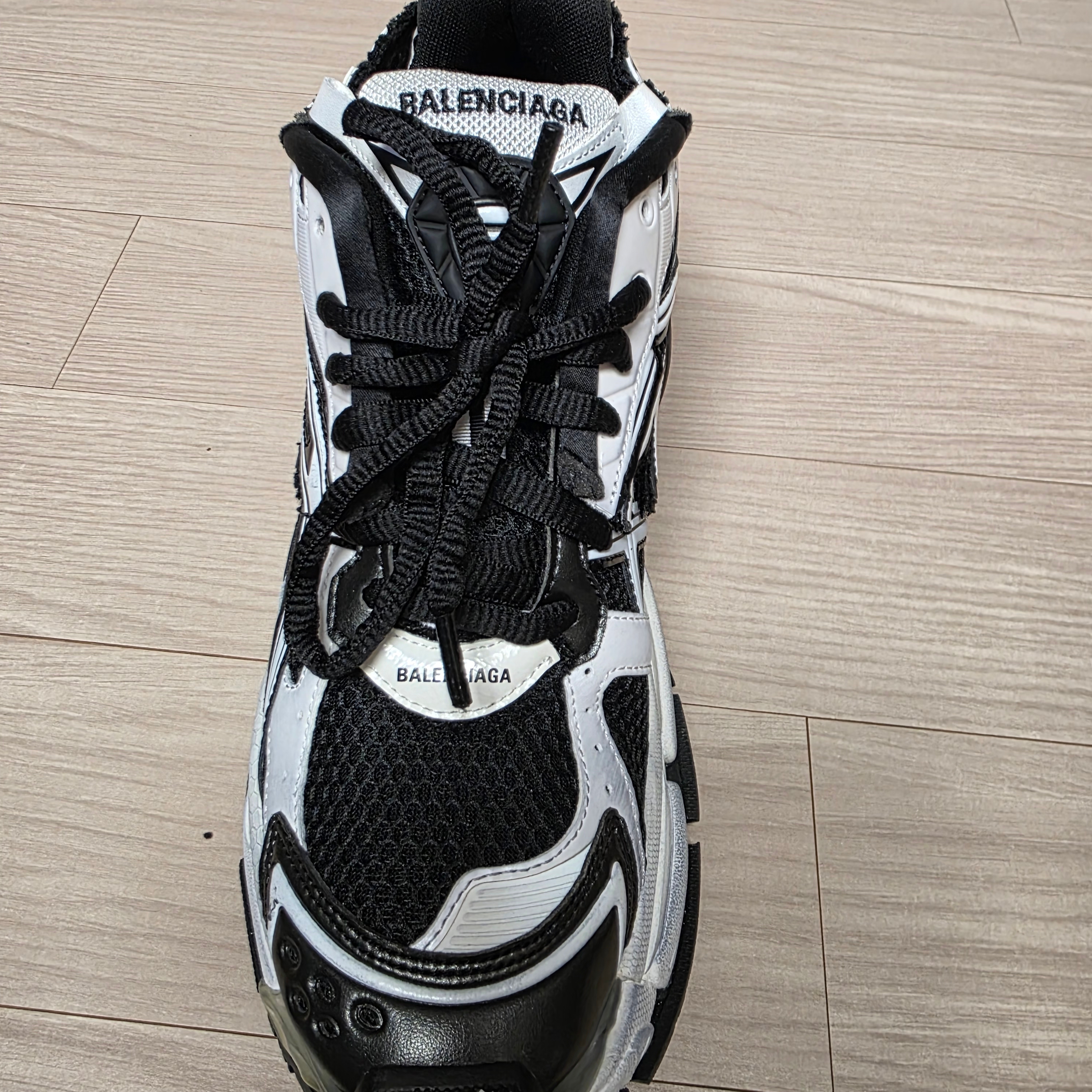 Balenciaga Runner Sneakers Black White 착용 스타일 - 6