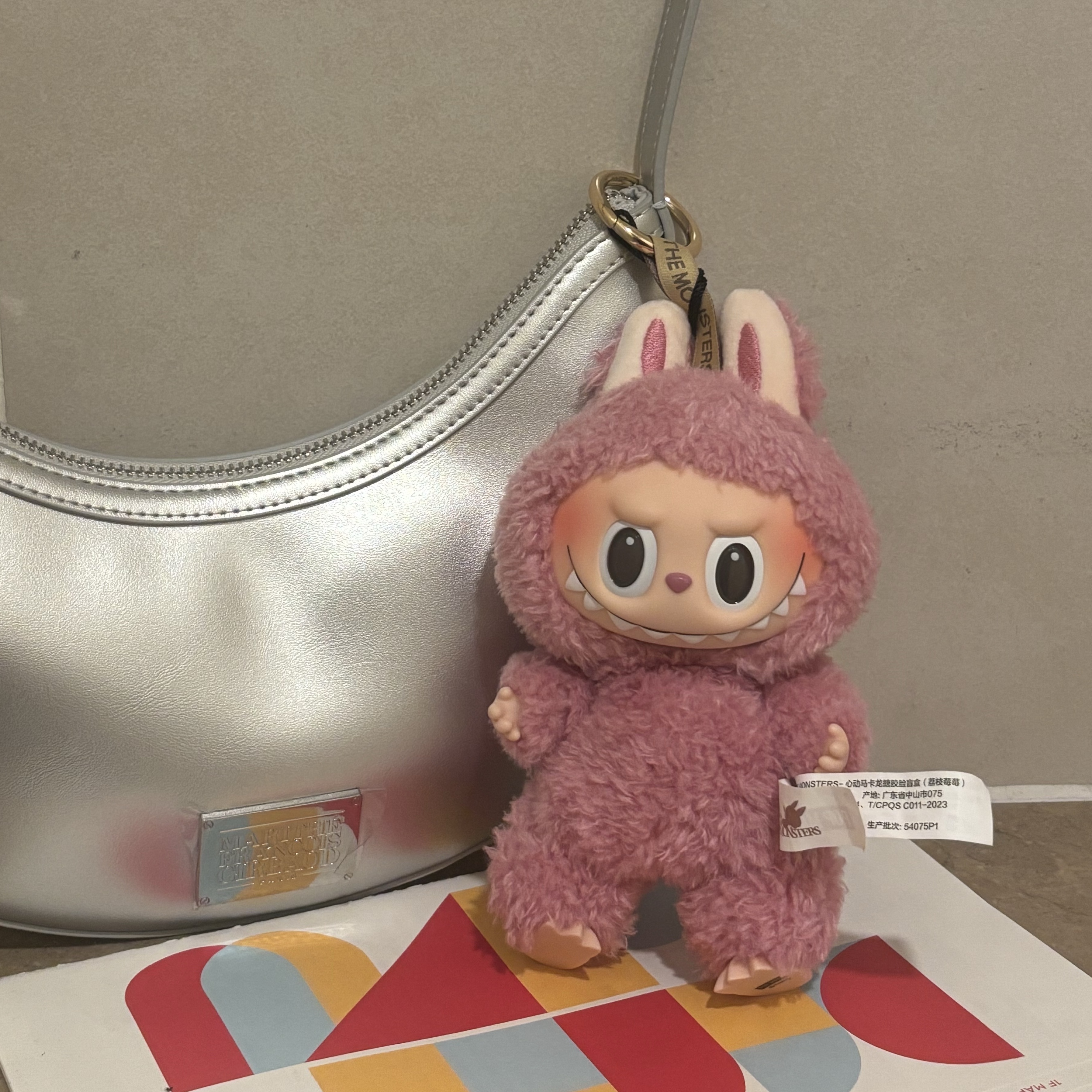 Pop Mart Labubu The Monsters Labubu Tasty Macarons Series Lyche Berry Keyring 착용 스타일 - 2