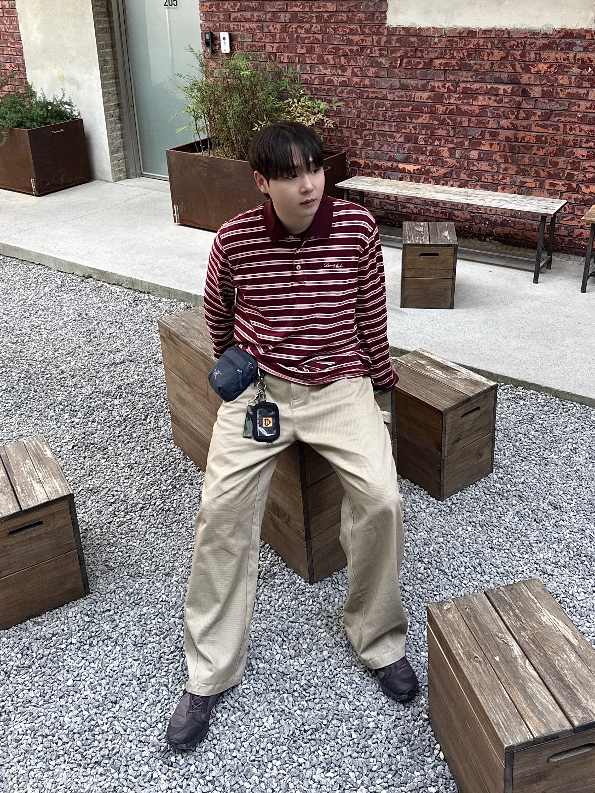 (W) On Running x Post Archive Faction (Paf) Cloudventure Peak Cacao Espresso, Arc'teryx Mantis 1 Waistpack Black Sapphire 착용 스타일 - 1