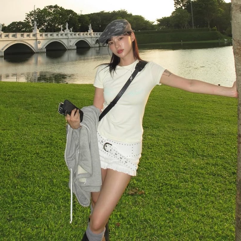 THIS IS FINE Cropped Signature Tee Cream 착용 스타일 - 3