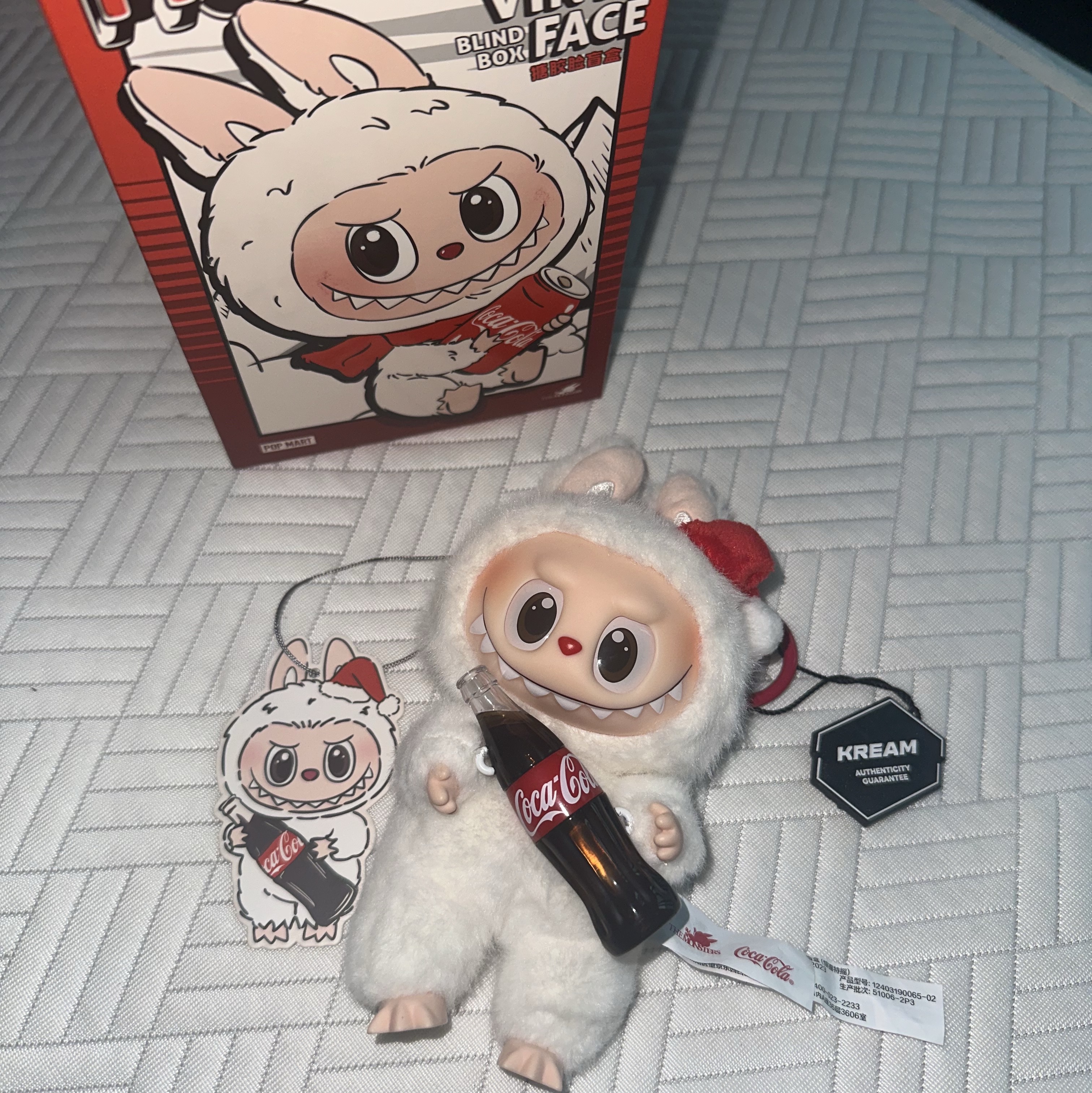 Pop Mart Labubu Coca Cola Series Surprise Shake Keyring (Opened Case) 착용 스타일