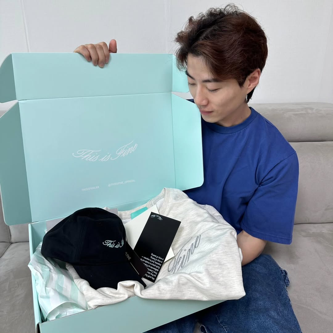 THIS IS FINE Oversized Signature Tee Oat, THIS IS FINE Signature Ball Cap Black 착용 스타일 - 3