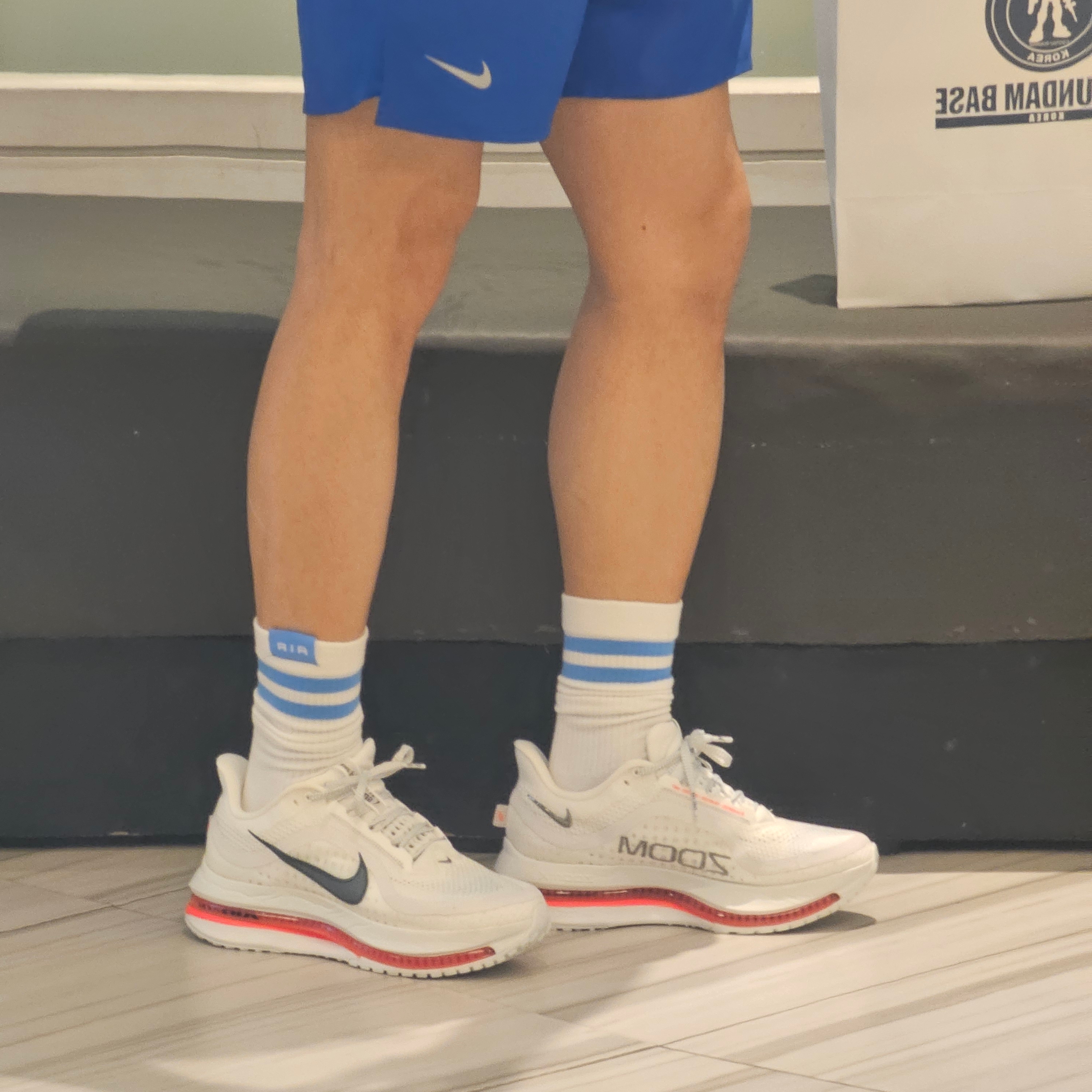 Nike Pegasus Premium Summit White Bright Crimson 착용 스타일 - 3