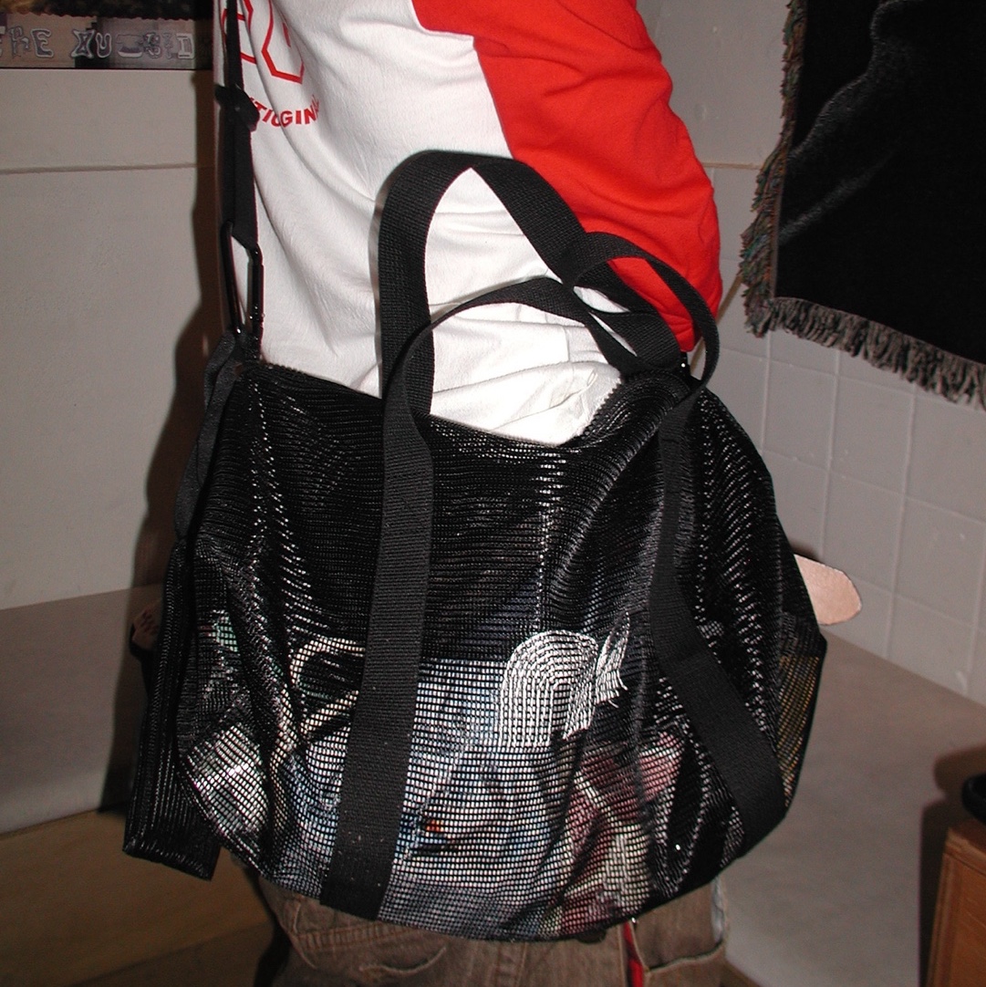 Not New Mesh Boston Bag Black 착용 스타일 - 3