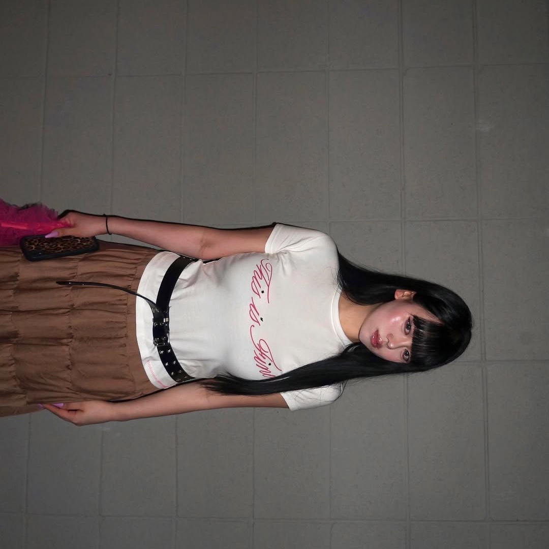 THIS IS FINE Cropped Signature Tee White 착용 스타일 - 4