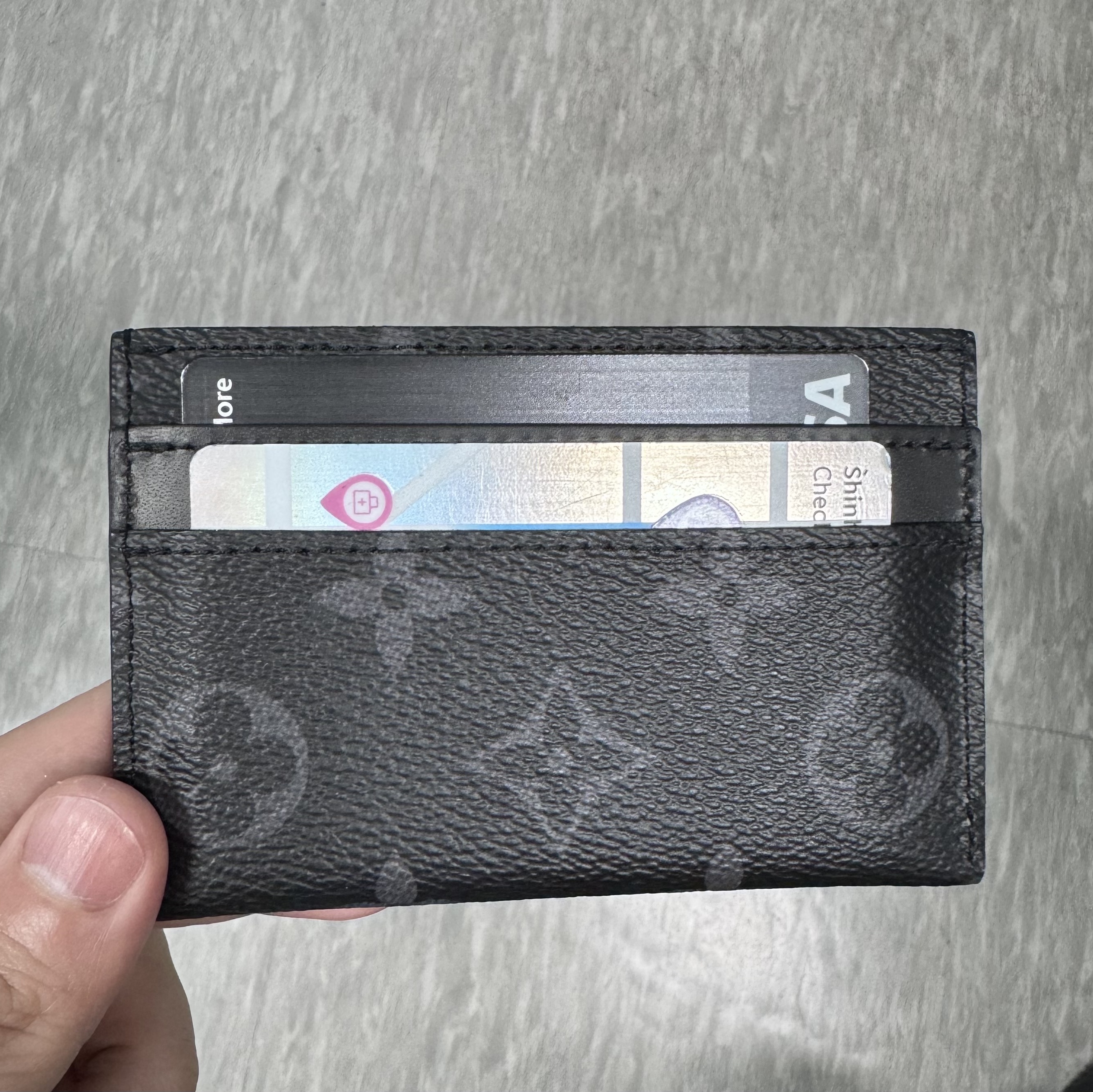 Louis Vuitton Double Card Holder Monogram Eclipse 착용 스타일
