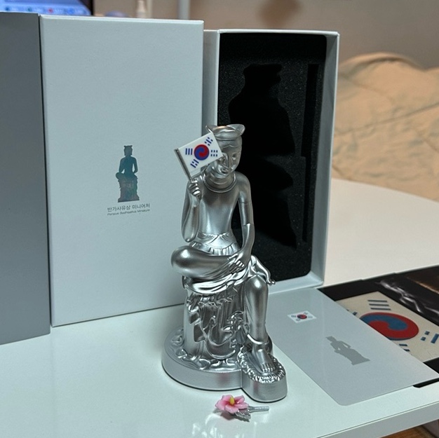MU:DS Pensive Bodhisattva Miniature (Gwangbok Edition) 착용 스타일 - 1