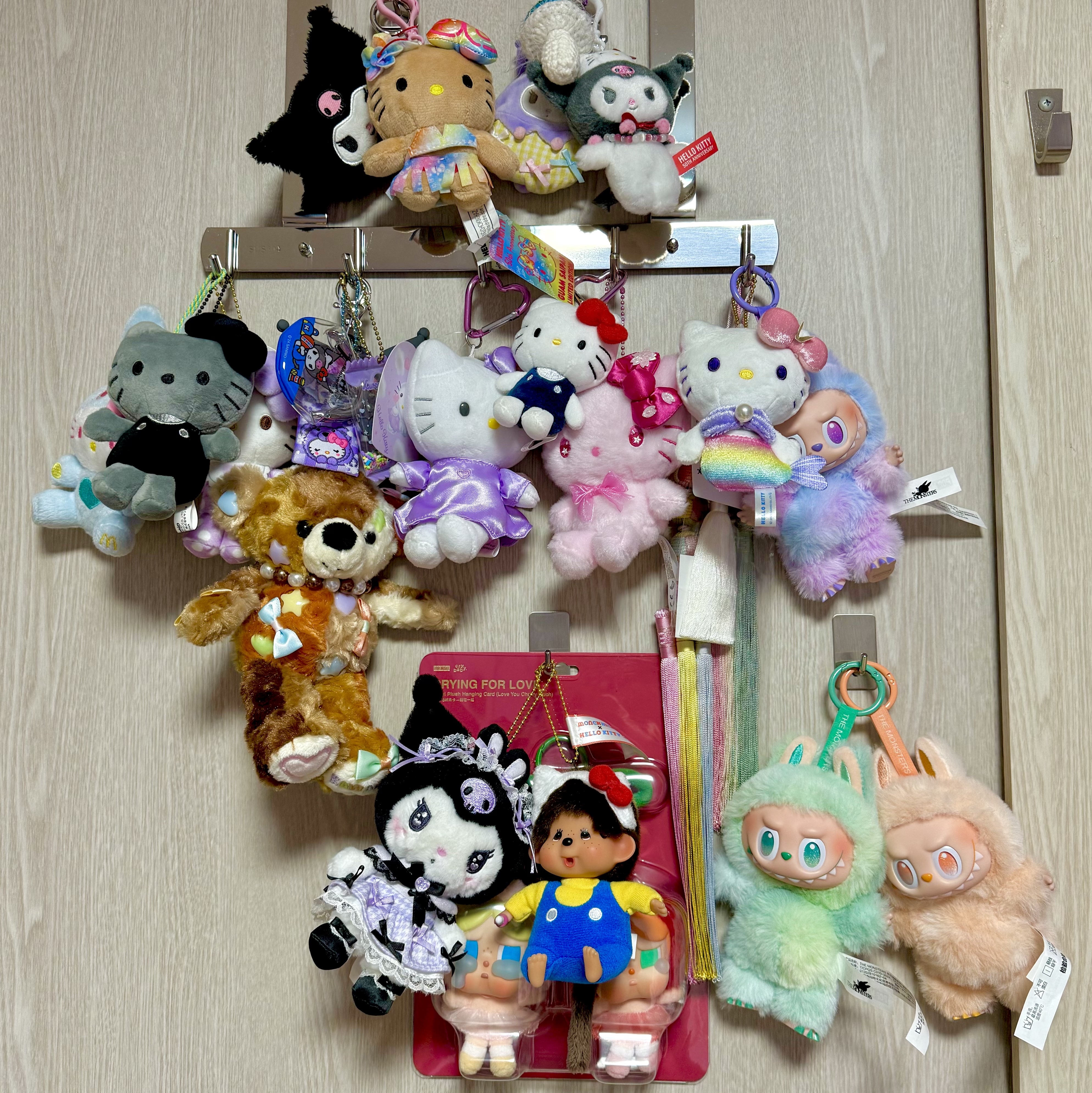 Pop Mart Crybaby Crying For Love Series Vinyl Plush, Sanrio Hello Kitty Mini Mascot Holder 착용 스타일