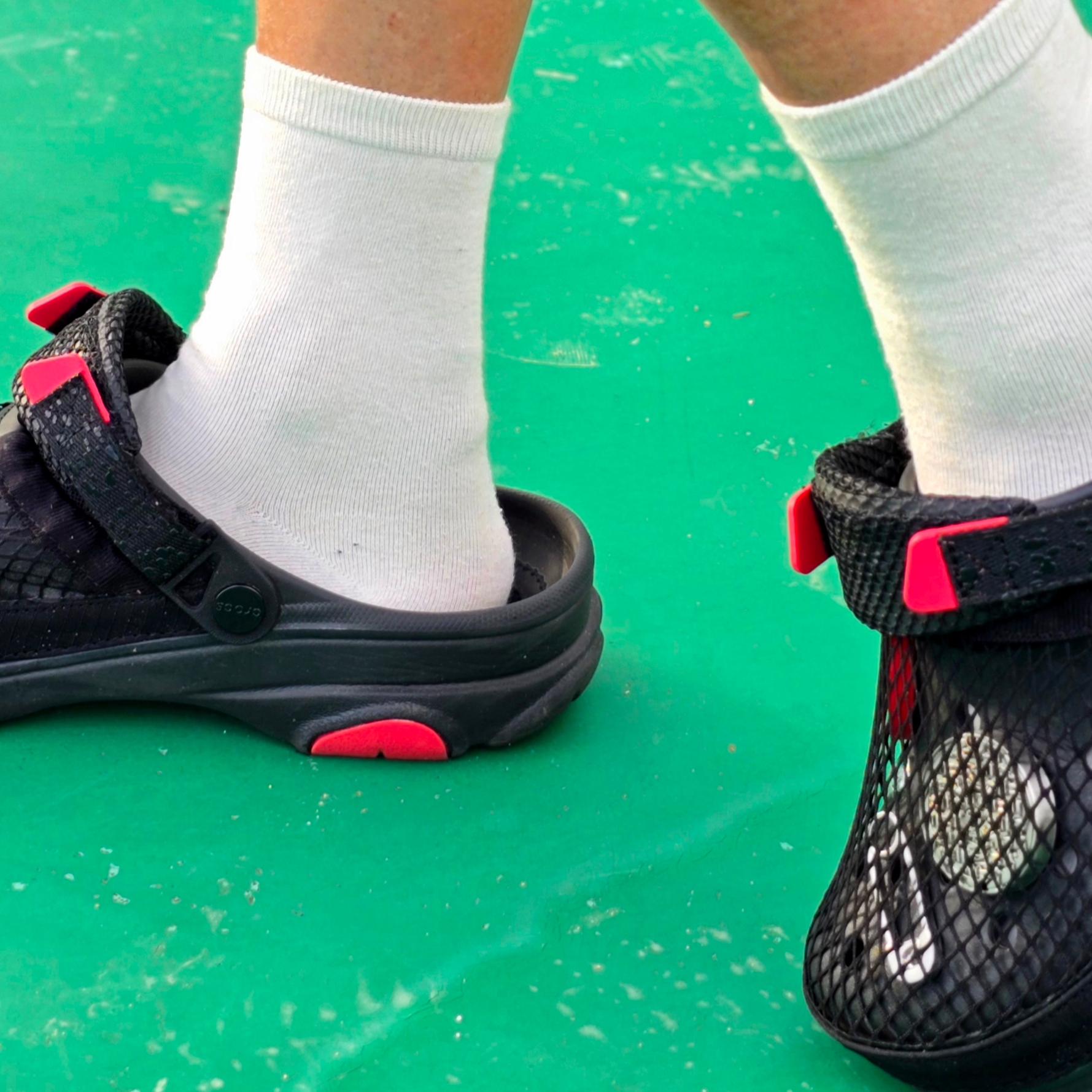 Crocs x Staple Classic All Terrain Clog Black 착용 스타일 - 3
