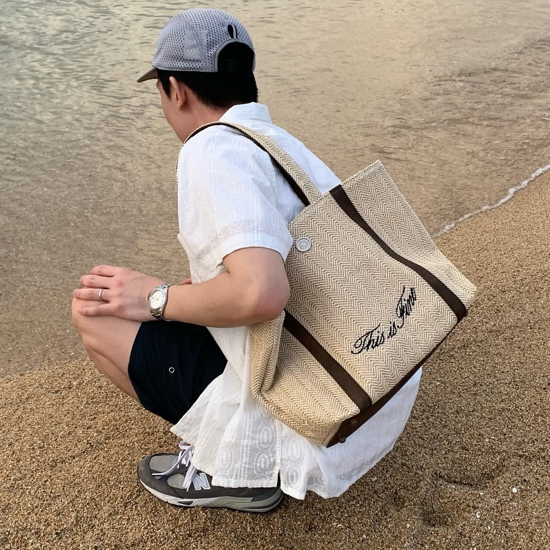 THIS IS FINE x FUNFLEX Picnic Bag Artwork by HUSIN LEE 착용 스타일 - 4
