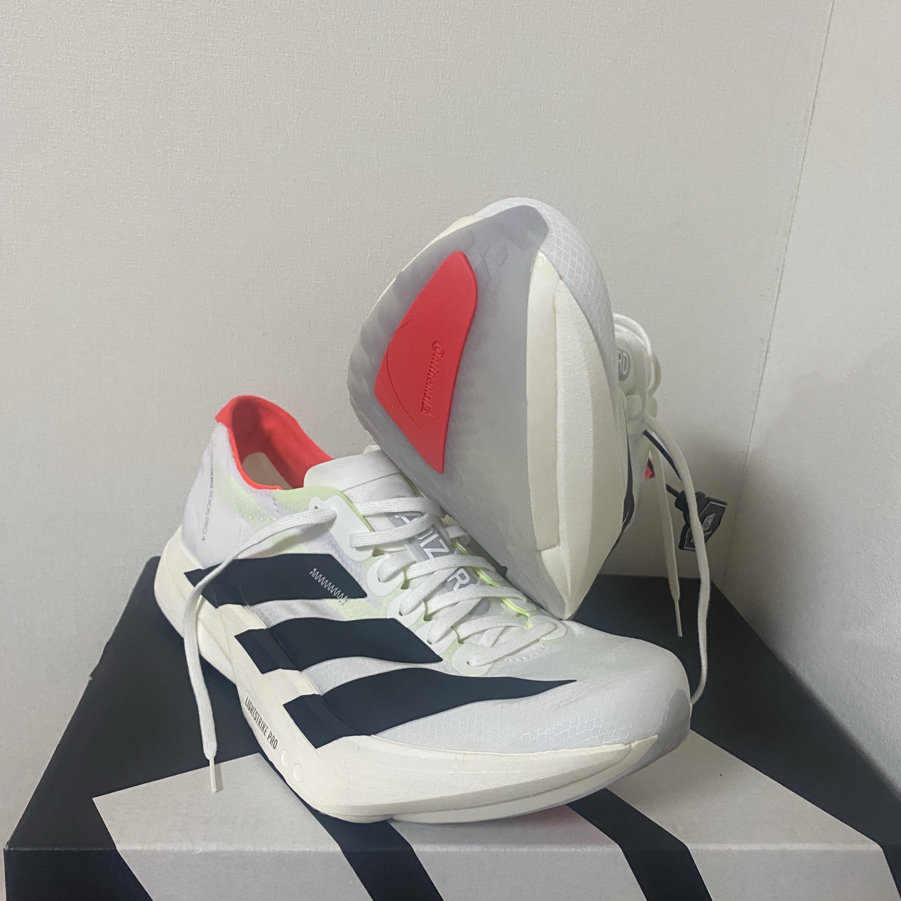 Adidas Adizero Adios Pro 4 Cloud White Core Black 착용 스타일 - 1