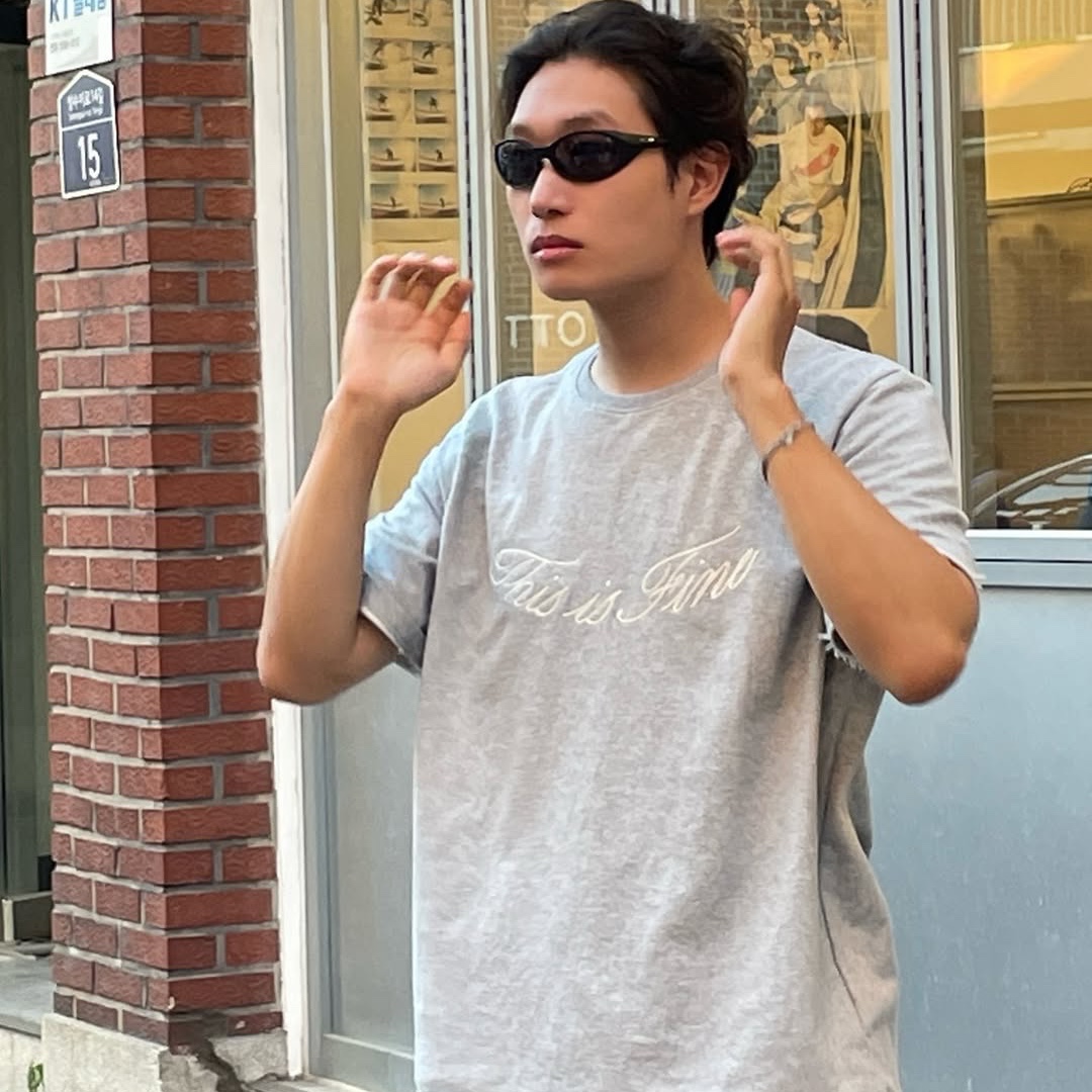 THIS IS FINE Oversized Signature Tee Sportif Gray 착용 스타일 - 5