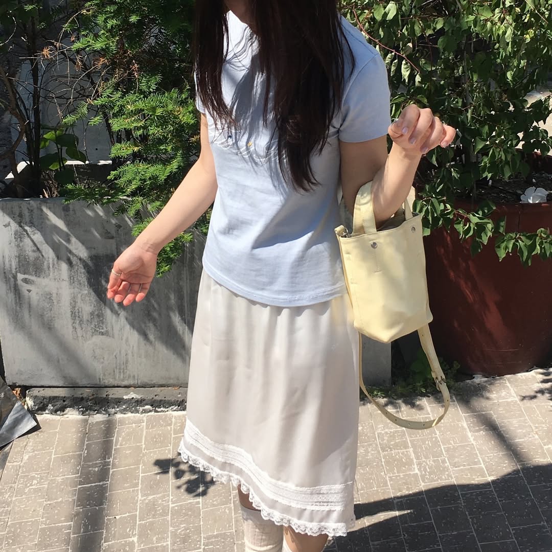 THIS IS FINE Cropped Signature Tee Sky 착용 스타일 - 3