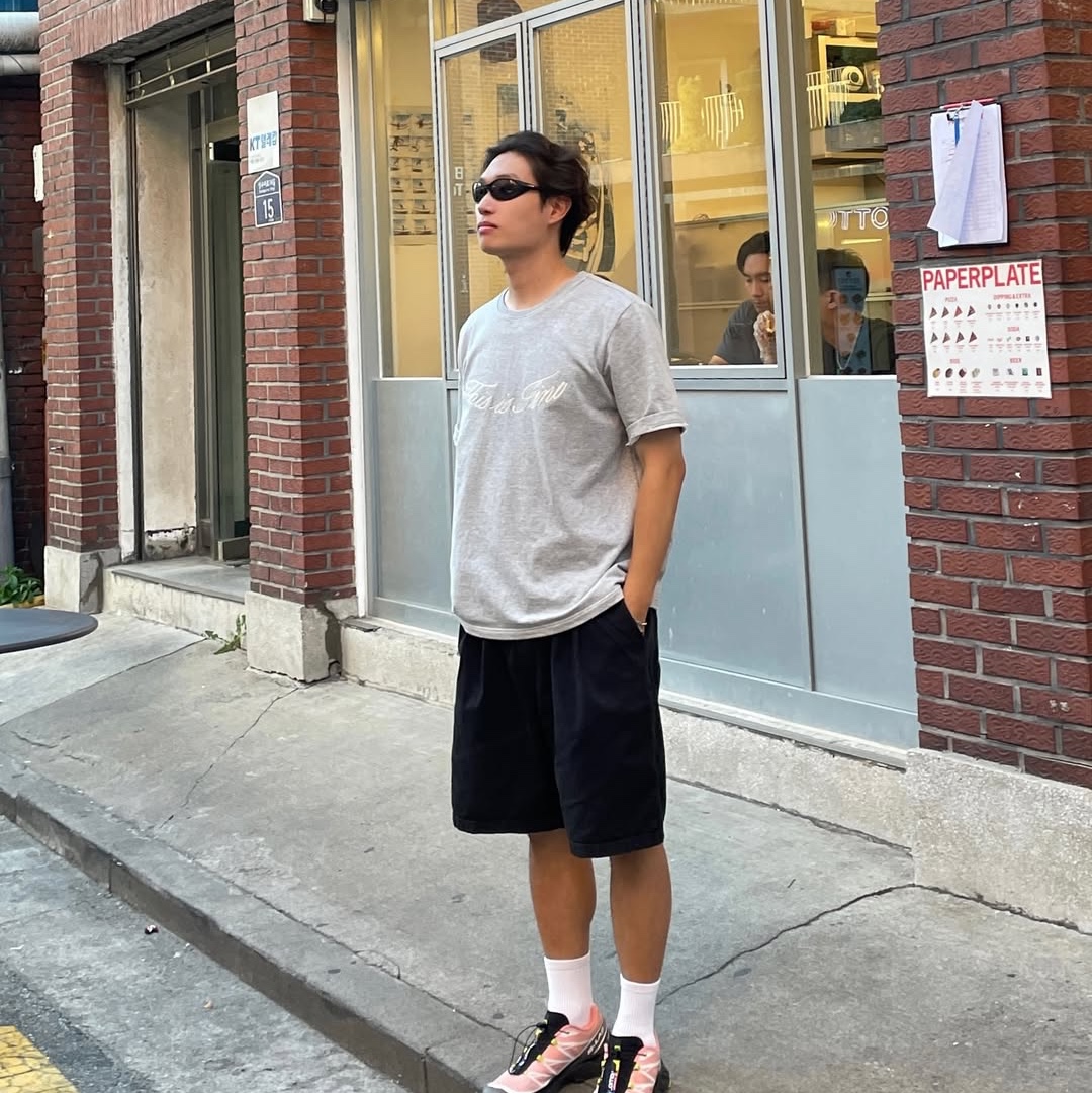 THIS IS FINE Oversized Signature Tee Sportif Gray 착용 스타일 - 2