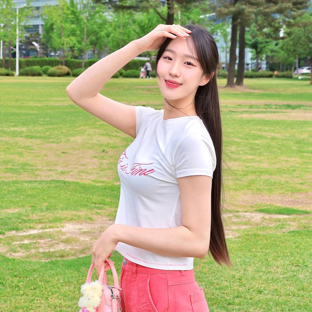 THIS IS FINE Cropped Signature Tee White 착용 스타일 - 1