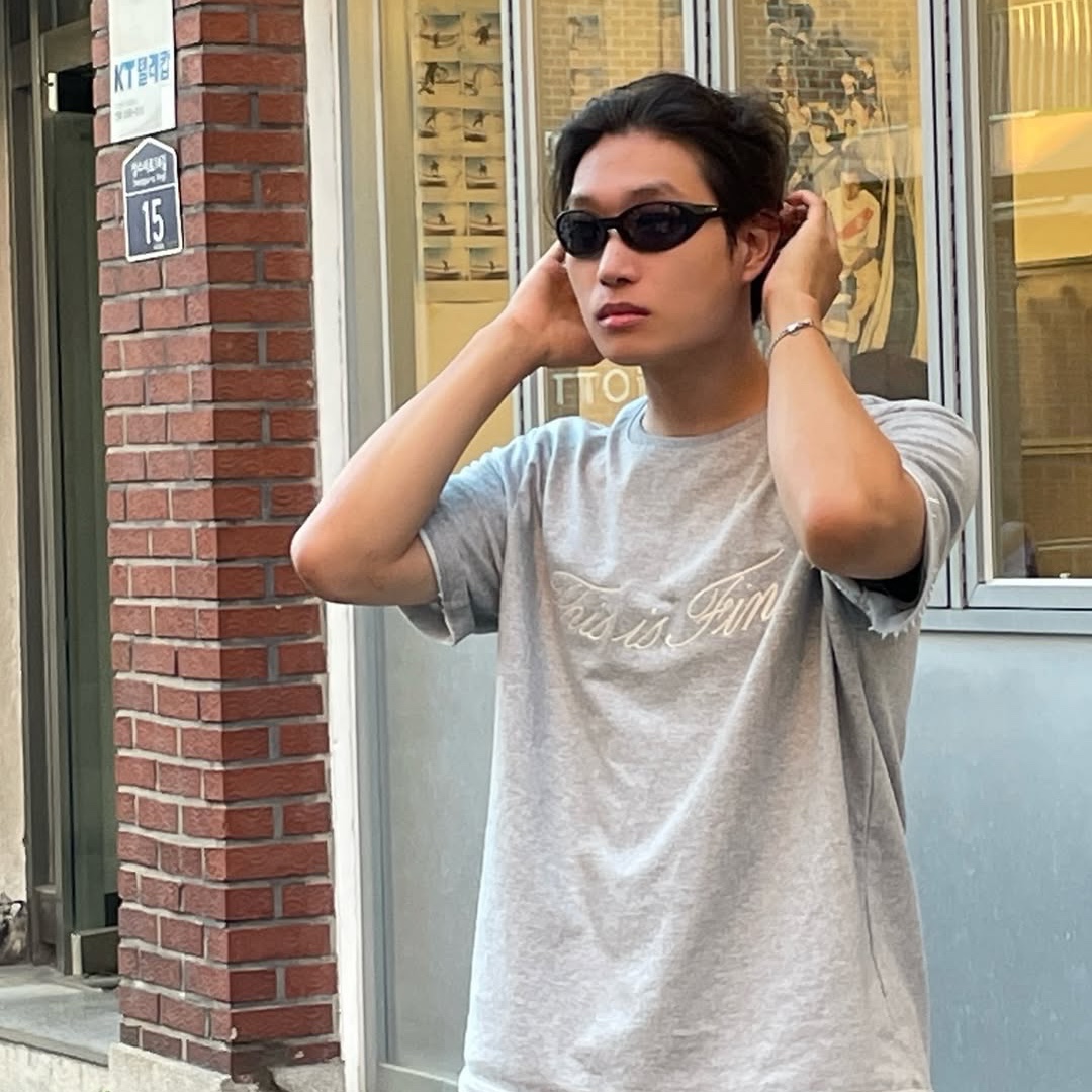 THIS IS FINE Oversized Signature Tee Sportif Gray 착용 스타일 - 4