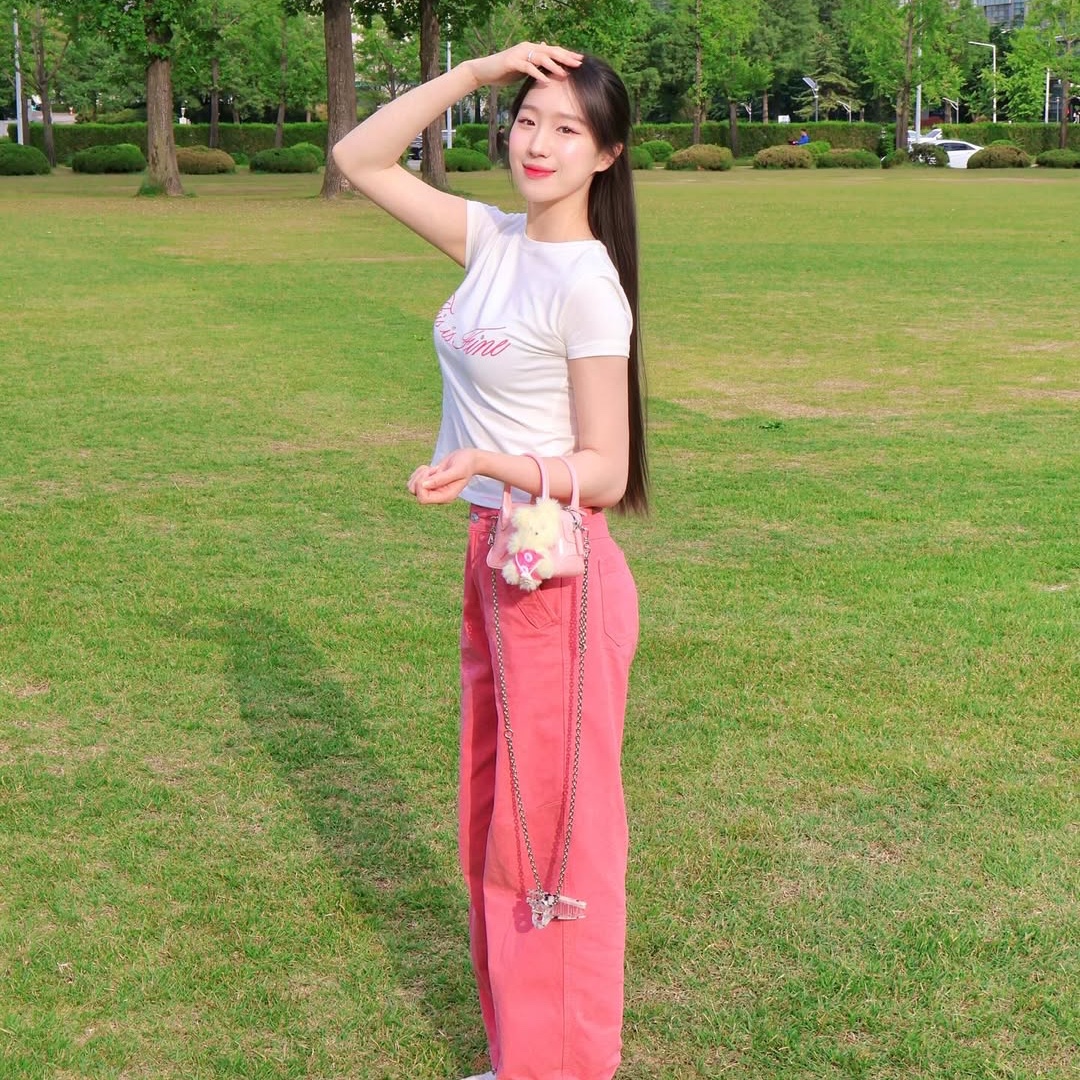 THIS IS FINE Cropped Signature Tee White 착용 스타일 - 2