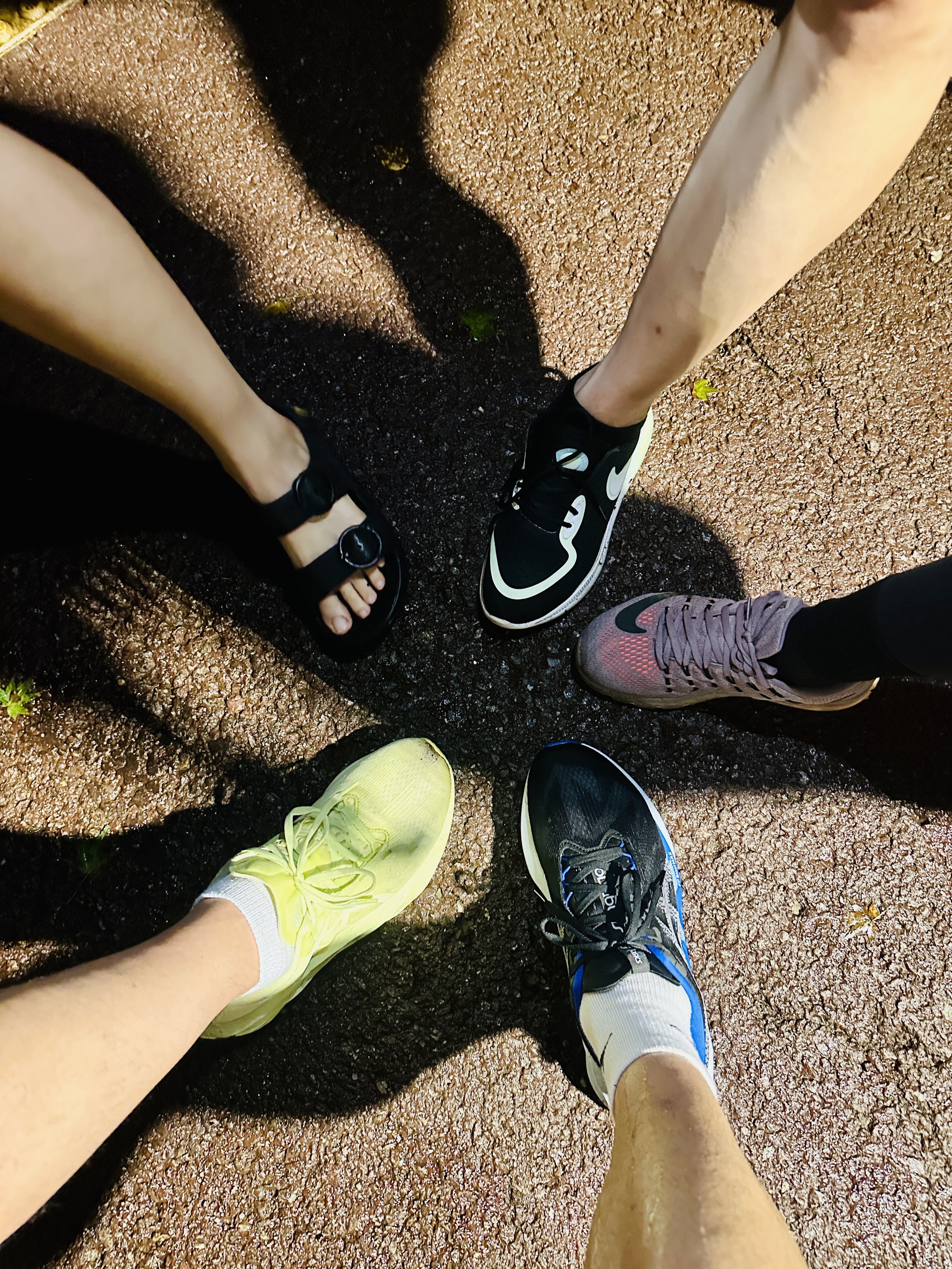 Asics Novablast 5 Black White, Asics Novablast 5 Lite Show Huddle Yellow 착용 스타일 - 1