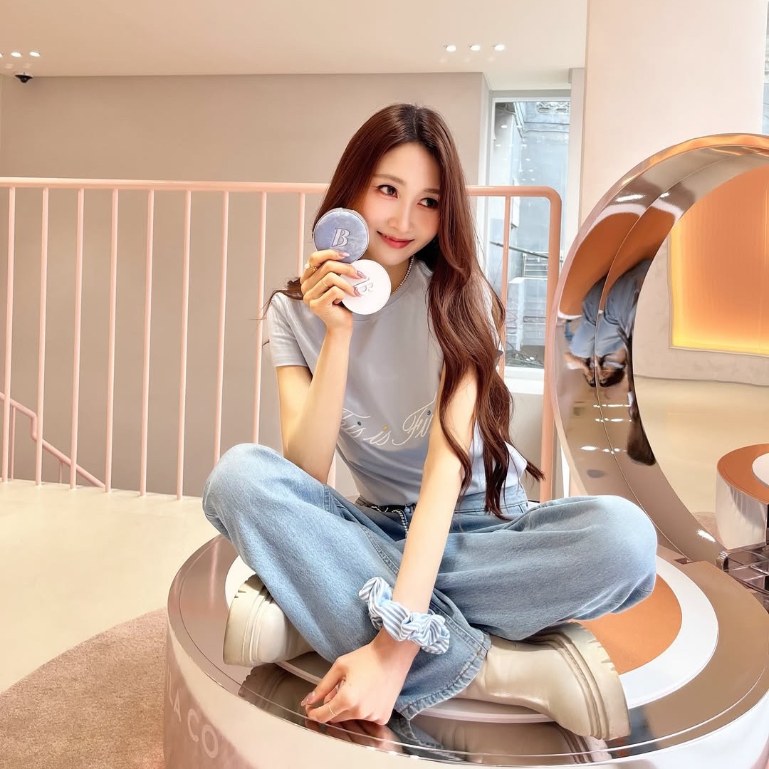 THIS IS FINE Cropped Signature Tee Sky, THIS IS FINE Cropped Signature Tee White 착용 스타일 - 5