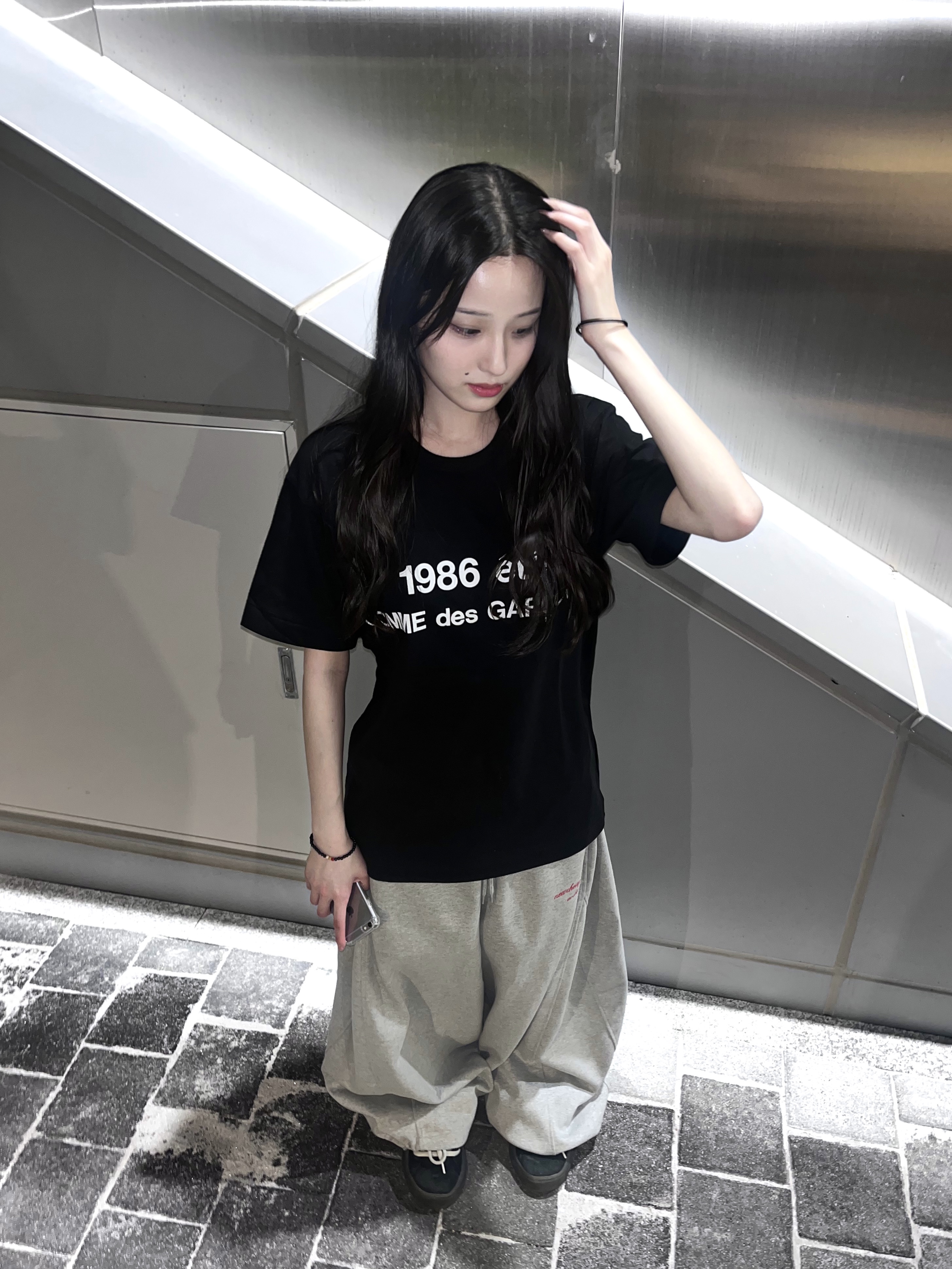 CDG 1986 Comme des Garcons T-Shirt Black, ERL Vamp Skate Shoe Pirate Black 착용 스타일 - 4